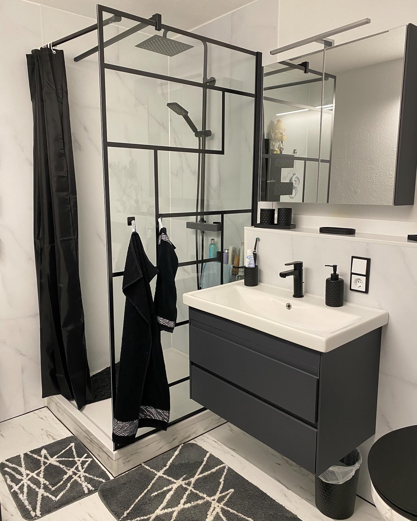 Ja ihr seht richtig 👀 das ist tatsächlich der gleiche Raum!
Das Badezimmer ist ein Raum, indem wir einfach mal entspannen und für uns sein wollen, indem wir den Schmutz und die Last des ganzen Tages abwaschen wollen 🛀 Doch wer tut das schon in so einem tristen, dunklen Raum? Unvorteilhafte Belichtung und alte bedrückende Fliesen. Dank der guten Zusammenarbeit mit unseren Elektro-und Sanitärpartnern, hat unsere Kundin nun ein modernes Traum-Badezimmer in schwarz und weiß 🖤 Die Wände haben wir verputzt und Aluverbundplatten angebracht, mit Trockenbau eine Vorsatzwand aufgezogen, einen hochwertigen Vinyl verlegt und letztendlich die Duschwand montiert.