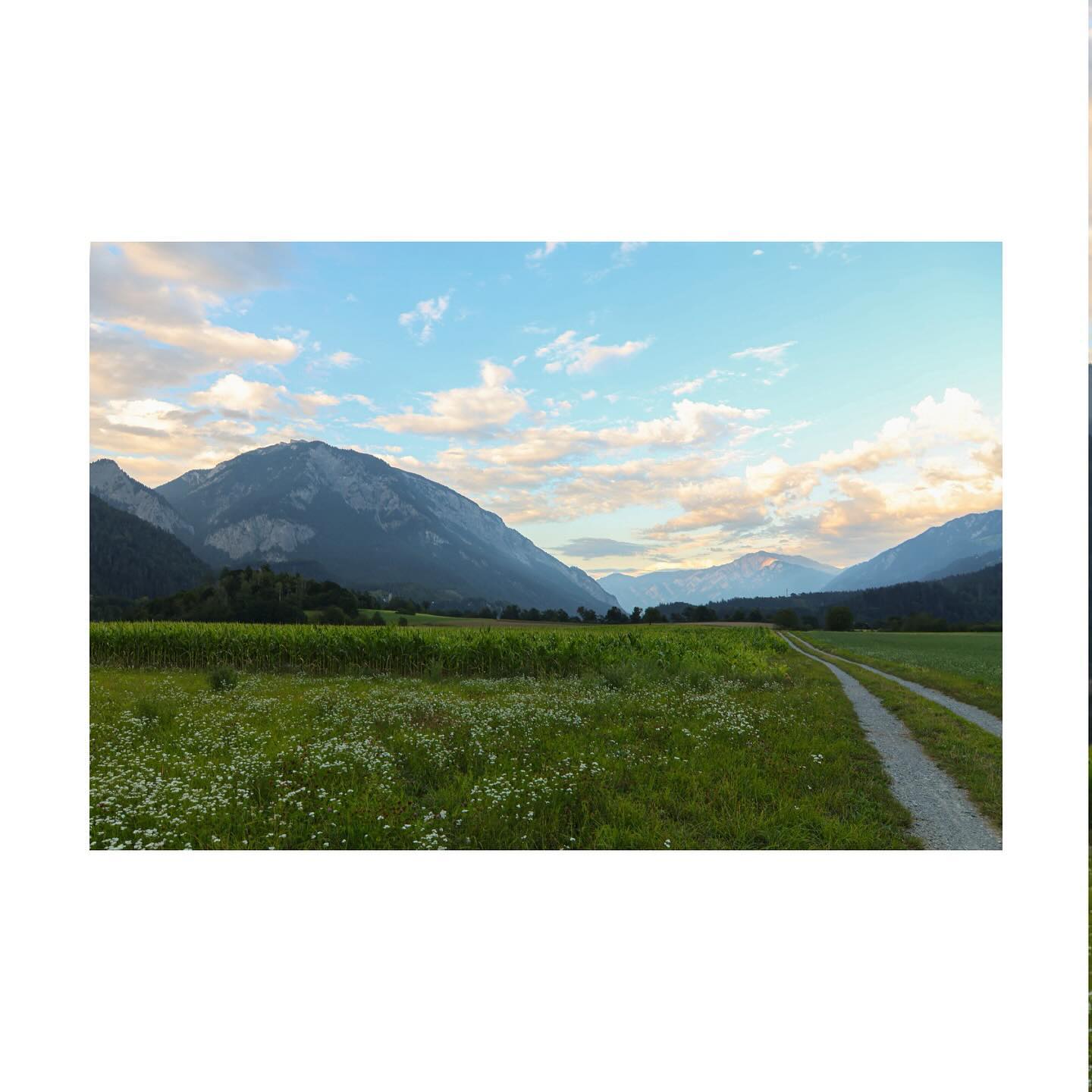 Keep going
Beim Spaziergang durch die Alpenlandschaft wollte ich die Wirkung des Weges in der Landschaft ausprobieren. Ob ein Bild mit Weg oder ohne Weg besser wirkt. Ich habe für mich rausgefunden, dass der Weg am Rand spannender ist, vor allem weil er die Unendliche Weite hervorhebt und direkt bis zum Montalin am Bildende zeigt.
⚒️ Canon EOS R7 | 1/60 sec | f/5.6 | ISO 100
#graubünden #landscape #landscapephotography #photography #photographyart #canon #canonphotography #canonphoto @churtourismus @graubuenden #graubündentourismus #schweiz @canonswitzerland