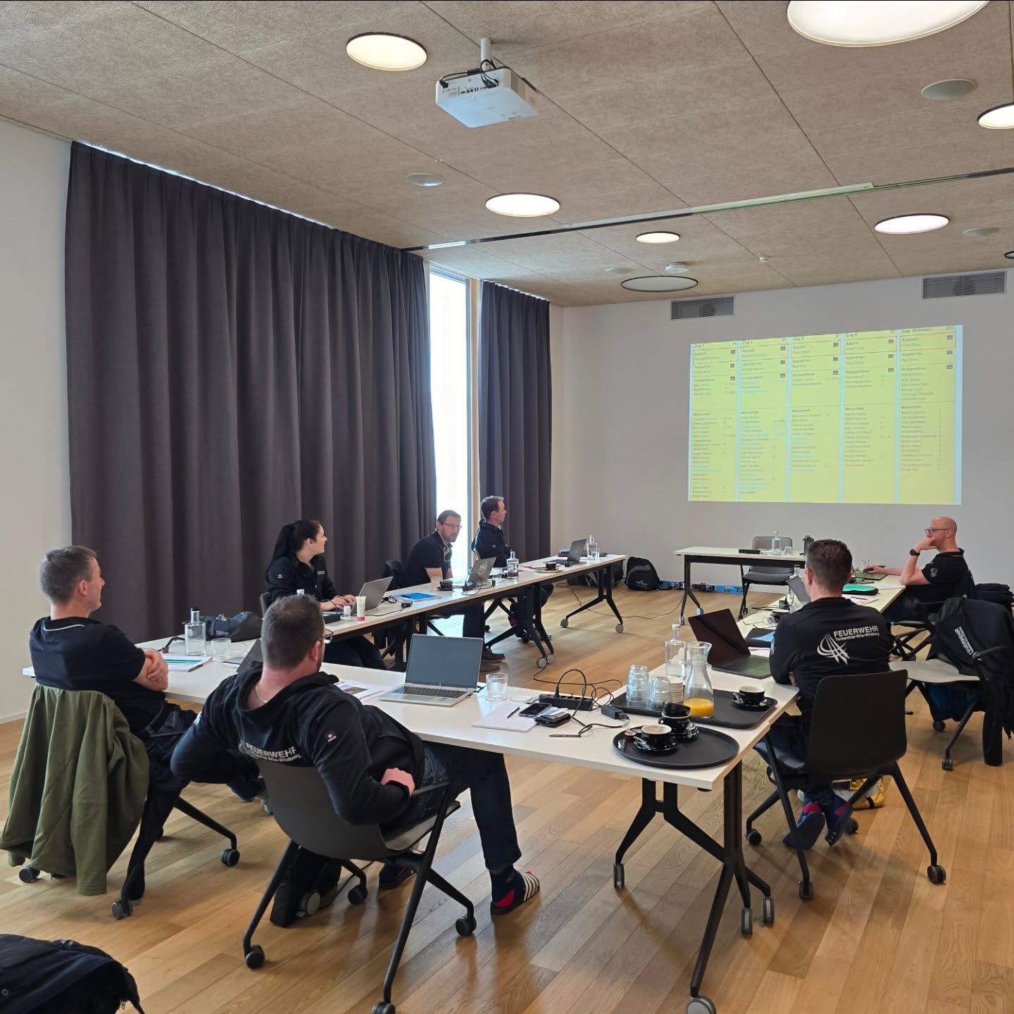 Stabsrapport auf dem Stoos🏔
Der Stab unserer Feuerwehr traf sich auf dem Stoos zum Rapport ein. Alarmierung, Einsätze, Projektarbeit, Ausbildung, Materielles und Öffentlichkeitsarbeit waren einige der Themen welche ausgiebig diskutiert werden konnten. Wir sind bereit für das neue Feuerwehrjahr😉
#feuerwehr #switzerland #swissfirefighter
#blaulicht #rapport #stab #sitzung #klausur #turbenthal #Wila #Wildberg #tösstal #stoos #stoosbahn #stoosmuotatal