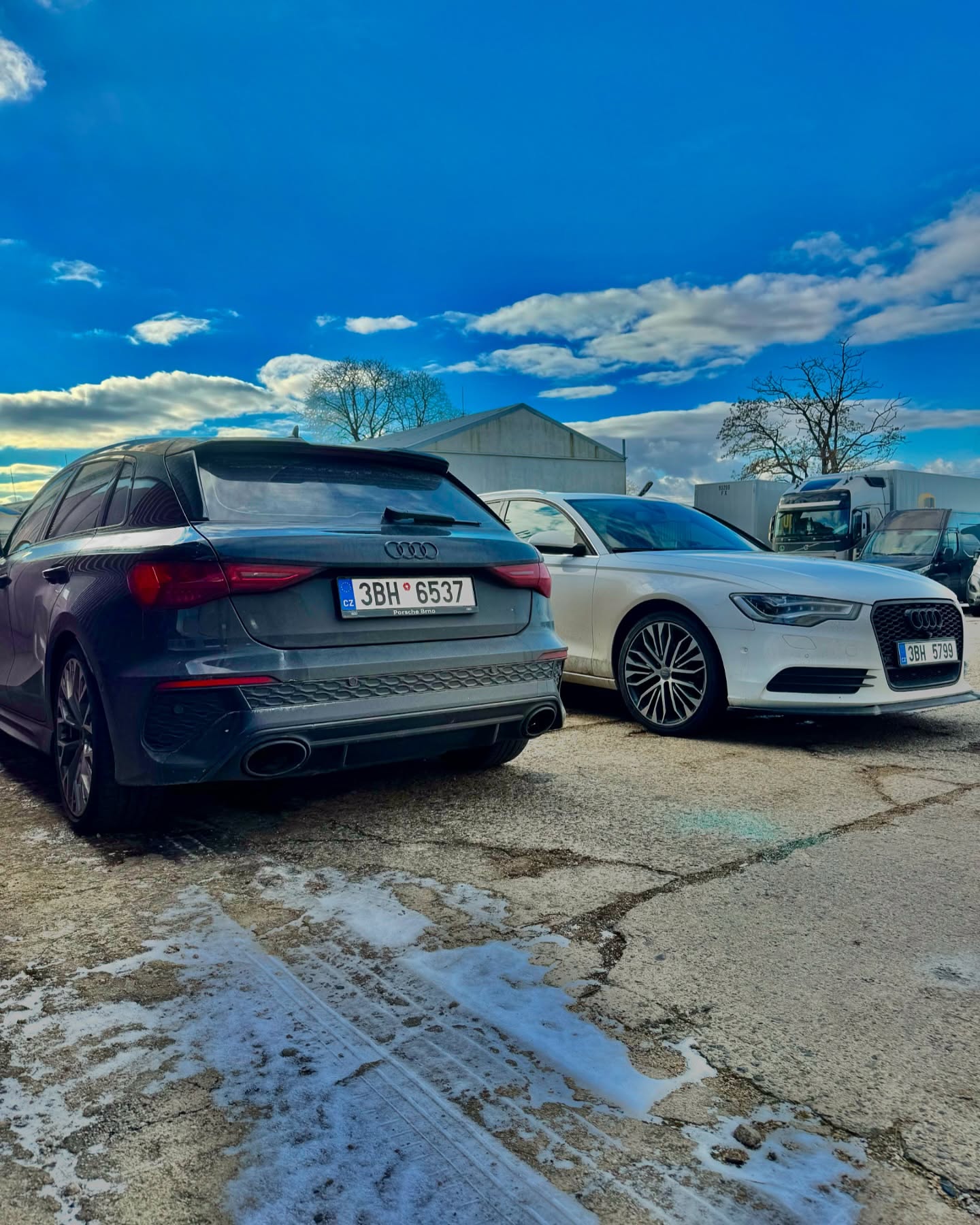Black or white? 🤔
#audi #audirs3 #audia6 #quattro #winter #black #white #cold #power #5cylinder #petrol #v6 #diesel #matrix #sky #ista #engine #turbo #wheel #car #instamood #instagood #instaphoto #january #boys #germancars