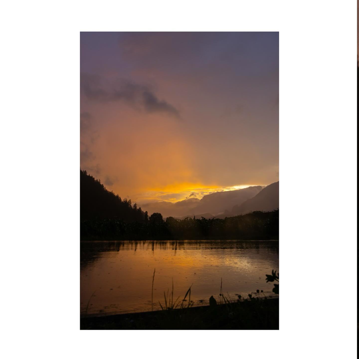 Sunset Mirror
⚒️ Canon EOS R7 | 1/150 | ISO 100 | f7
#sunset #sumsetphotography #photo #photooftheday #photography #photoeveryday #canon #canonphotography #canonphoto #rainbow