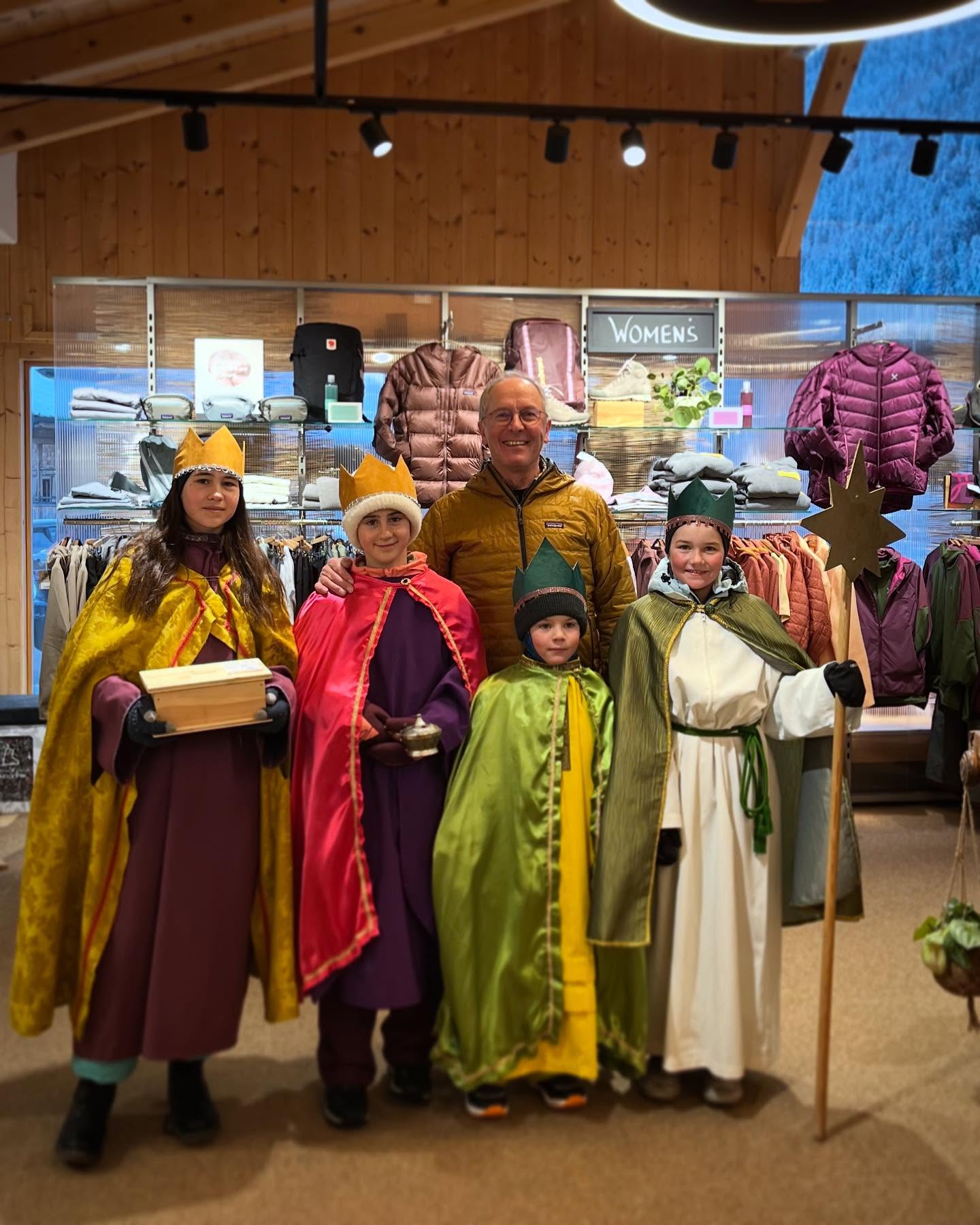 Heute besuchten uns die Sternsinger-Kinder in unserem Geschäft. Mit ihren Liedern und dem Segen „20*C+M+B+25“ brachten sie eine besondere Atmosphäre und erinnerten an die Bedeutung der Aktion. 💖💶