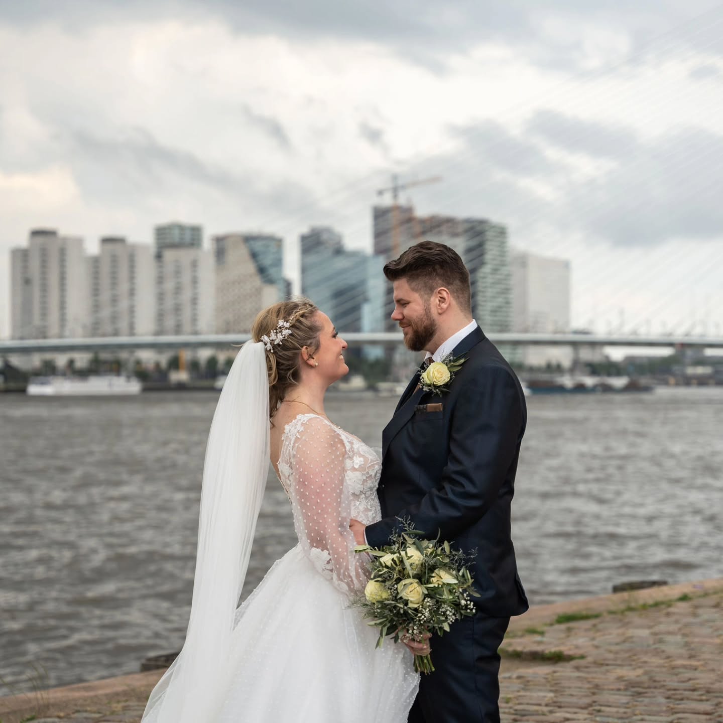 Heel veel dank aan alle bruidsparen en gezinnen voor het vertrouwen, de gezelligheid en de mooie momenten dit jaar ♥️ Onwijs genieten weer, maar ook even een nieuwe balans zoeken met baby Bram erbij 👶🏻 (die over een paar dagen alweer geen baby meer is, waar gaat de tijd heen?). Mijn voornemen? Meer posten op social media 😜 Gelukkig Nieuwjaar allemaal! 😘