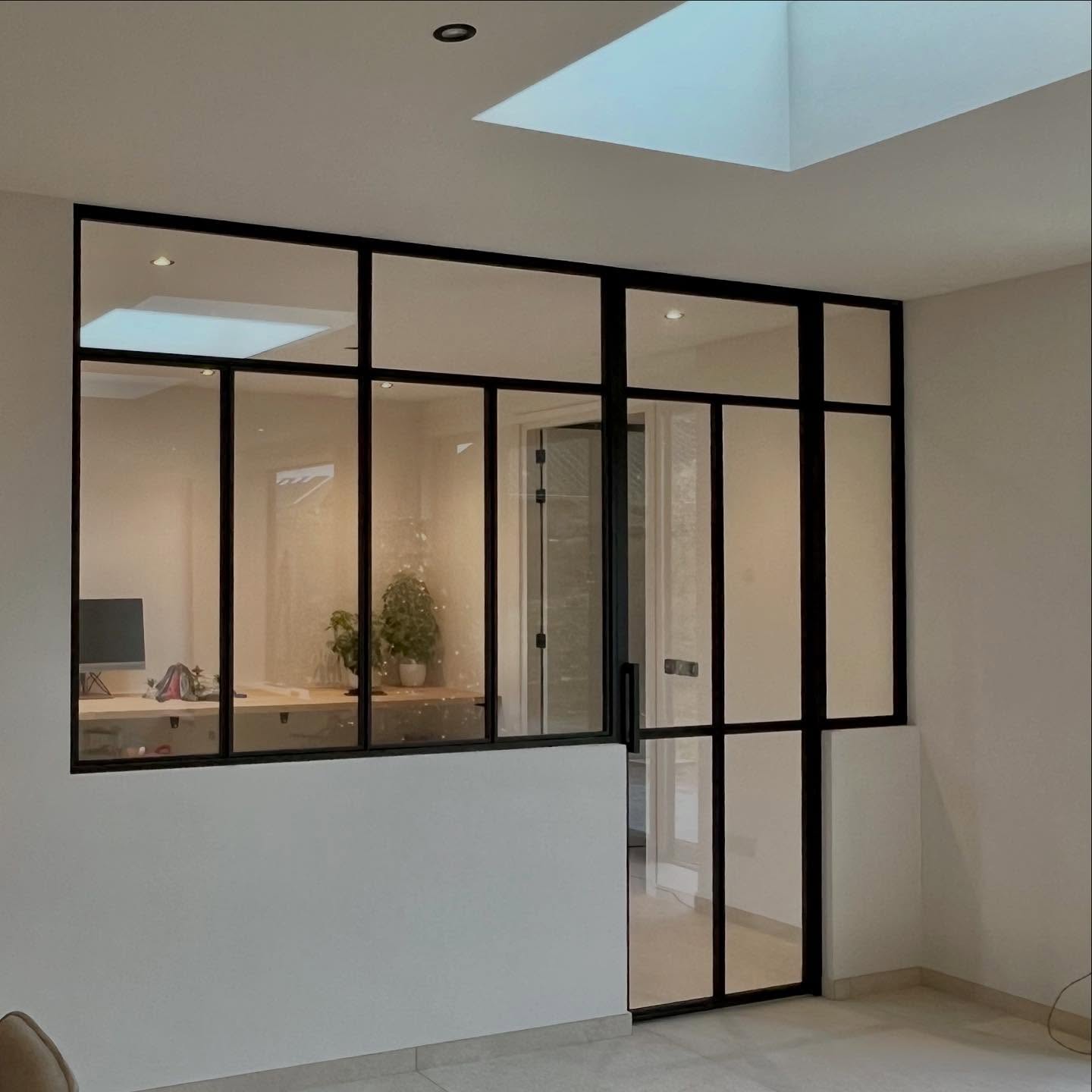 In deze gerenoveerde woning in Boxmeer hebben een mooie stalen scharnierdeur met zijpanelen geplaatst.
#wesselssteelworks #stalendeuren #stalenbinnendeuren #steel #doors #interieur #woonkamerinspiratie #vtwonen #livingroom #interior #verbouwing #nieuwbouw #verbouwen #aanbouw #maatwerk #boxmeer