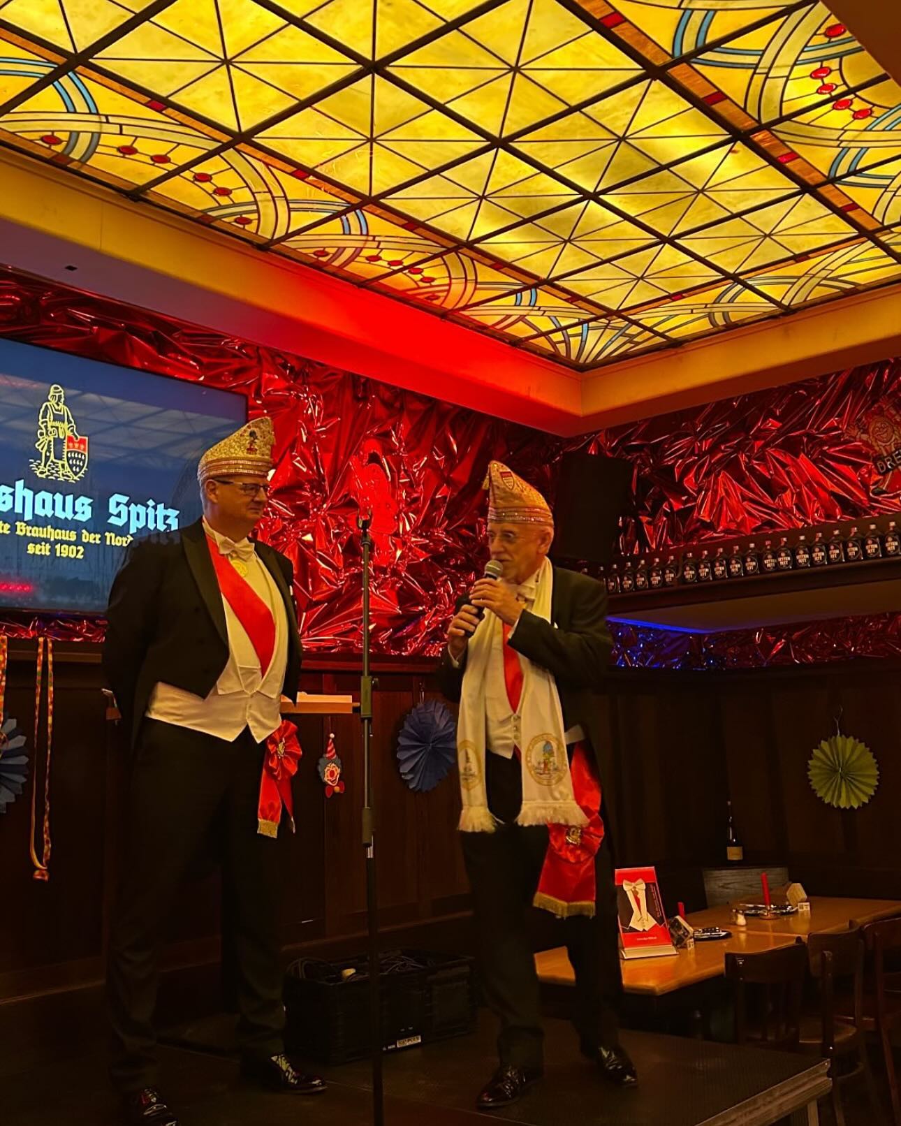 Heute durften wir @die_grosse_von_1823 in unserem Haus begrüßen.
Es war ein toller 1.Ornatsappell. 👍
Danke auch für den mega Auftritt @ken_reise_julie_voyageofficial
#koelnerkarneval #koeln #gaffel #mersinkoelle