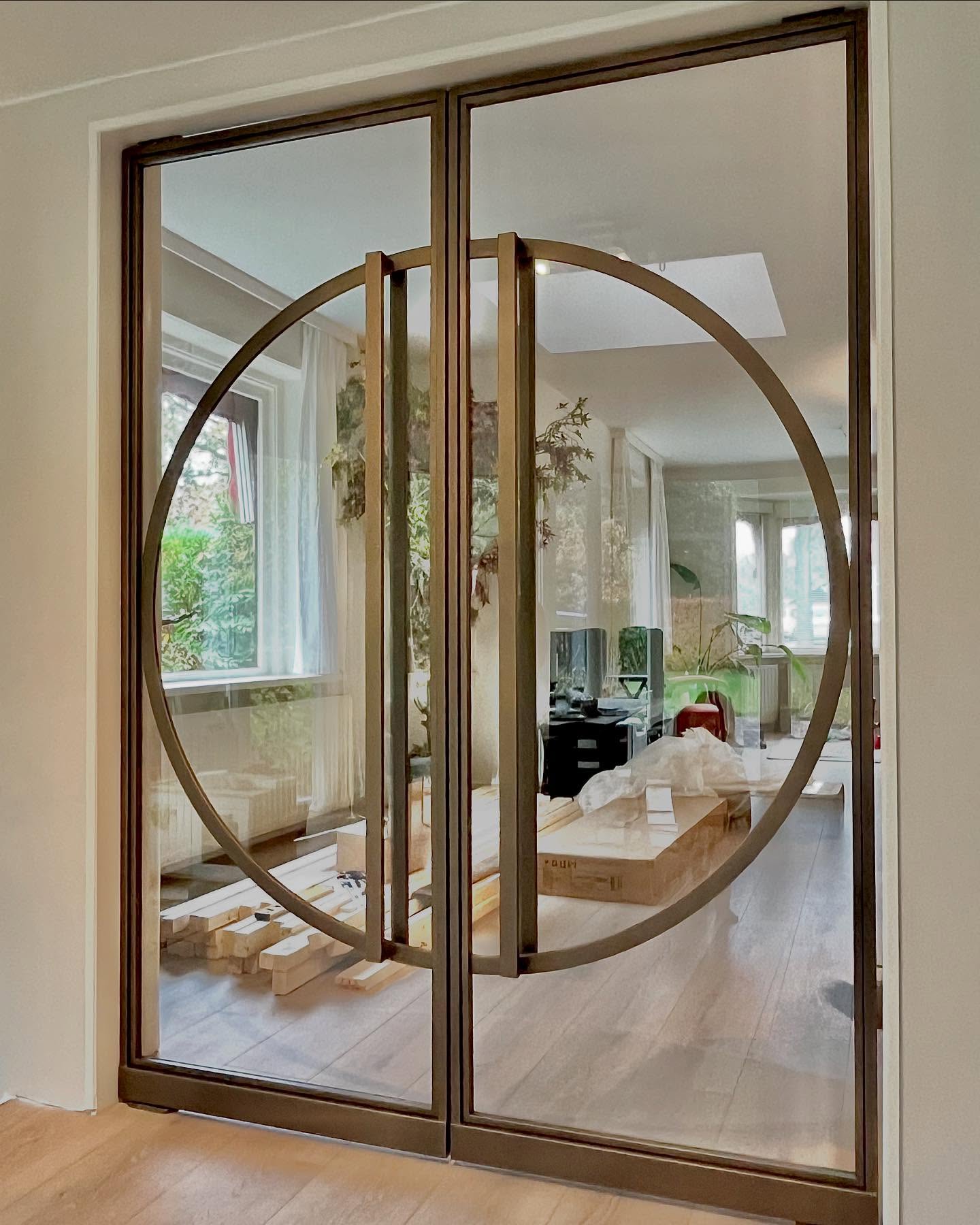 In deze villa in Haren hebben we onlangs een prachtige dubbele taatsdeur geplaatst.
#wesselssteelworks #stalendeuren #coating #stalenbinnendeuren #renovatie #project #haren #groningen #maatwerk #handmade #interieur #interieurinspiratie #steel #doors