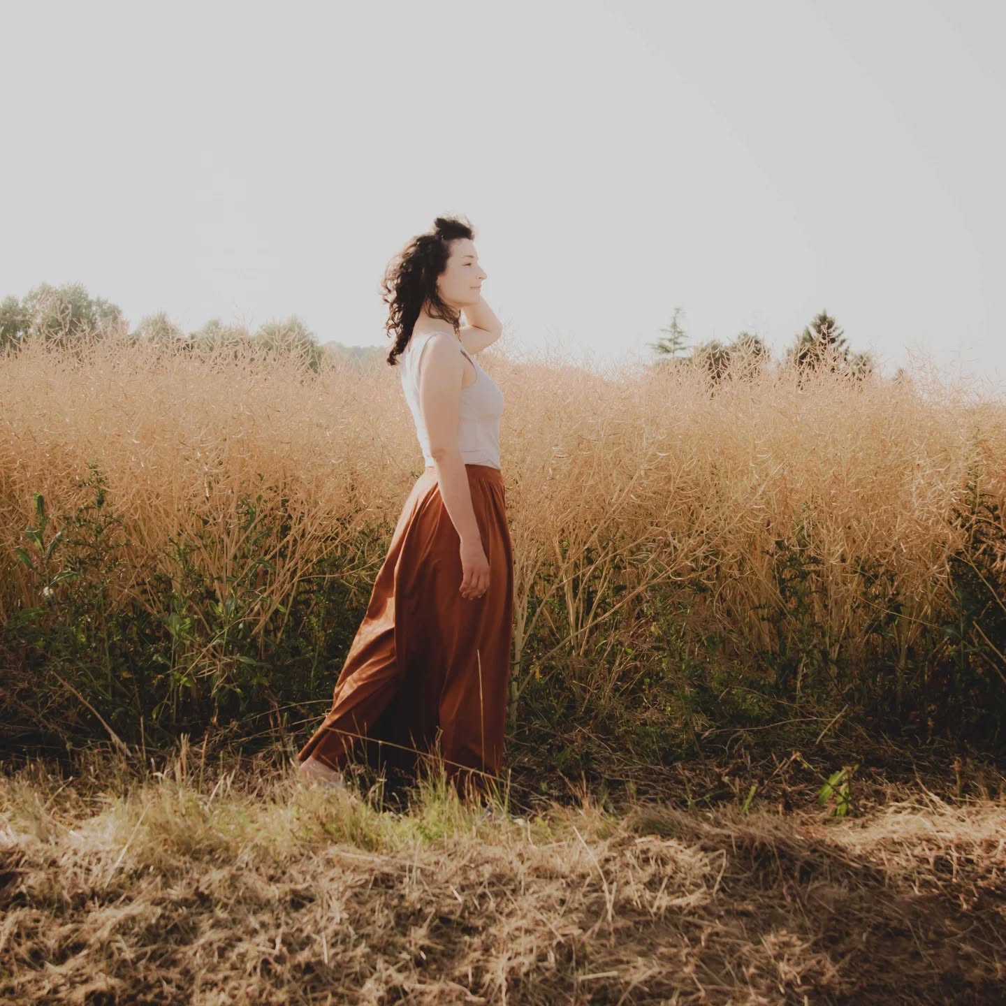 2024 : Peur, amour & abondance
• Janvier : nous emménageons chez nous • je commence ma formation en Growth Hacking • je vis la plus grande frayeur de ma vie
• Février : je vis au ralentit, bien entourée, un peu plus de lumière chaque jour. Le dessin m'aide et je me promet d'y dédier un peu plus de temps
• Mars : j'ai la chance de suivre 3 jours de stage avec @pialecannu et @gaetane.abrial autour du chant et du yoga. Je réalise un pas de plus vers l'expression de la voix que j'aime tant.
• Avril : la vie continue et le soleil revient. Je trouve un nouveau souffle avec la formation Breathwork guidée par @charlotte_dupinay @pialecannu et @yoganthropologist.
• Mai : il est temps de s'échapper quelque jours pour laisser infuser toute la matière des premières mois. Direction : Picos de Europas. Cueillis par la nature, les moments simples, l'esprit tranquille.
• Juin : je travaille sur la plate-forme de yoga en ligne. De nouvelles perspectives se dessinent pour la rentré. J'ai beaucoup de gratitude pour la confiance que l'on m'accorde 🙏🏻
• Juillet : besoin de renouer avec la montagne, je pars 5 jours seule en randonnée sur le GR10. Cette aventure me remplie le cœur & me donne envie de plus pour les années à venir.
• Août : je tente quelque jours off mais sans réussir à déconnecter. L'esprit au travail, le corps animé par la saison qui s'intensifie avec les cours multipliés. C'est ainsi 😊
• Septembre : quelques gribouilles, un rythme nouveau & ENFIN plus stable. Beaucoup beaucoup de travail pour lancer le studio en ligne 🥳
• Octobre : j'ai trop tiré, mal au corps mais le moral va bien ! 1ère vraie semaine de vacances. Nous profitons des plaisirs du coin
• Novembre : l'atelier yoga & céramique avec @soleil_cafeceramique. Un mois studieux & sportif où d'autres responsabilités se construisent
• Décembre : dernière ligne droite avec le programme "Renouveau". Des moments en famille qui me régalent.
Je n'aurai jamais pensé vivre des moment si difficiles, où le doute a plané comme une ombre & puis, la joie des rencontres qui laissent une pommade au cœur 💛 confiance & abondance ! MERCI pour tout l'amour qui a soulevé des montagnes
#recap2024