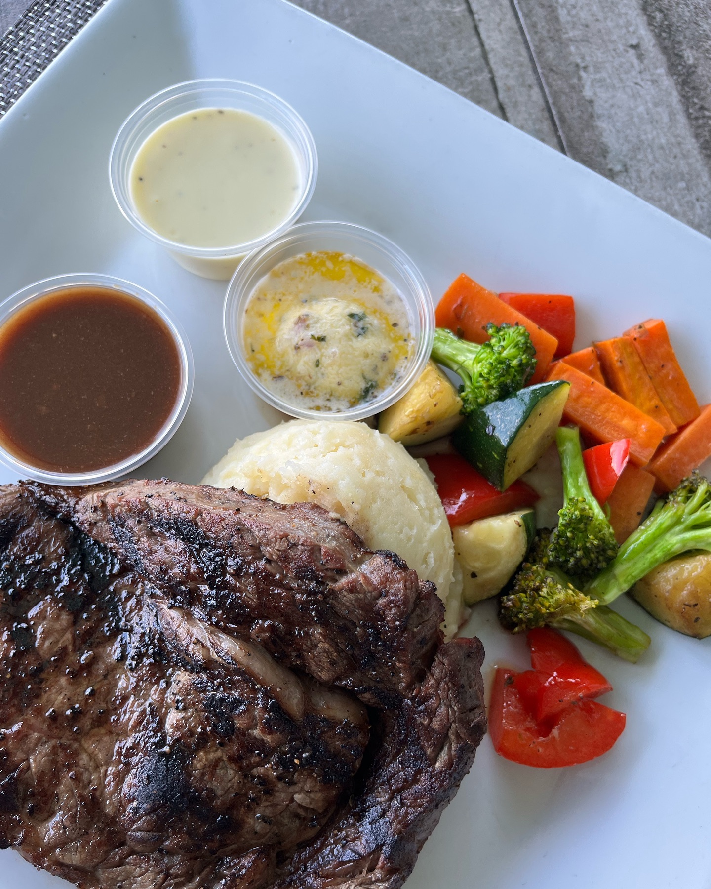 Join us at the Whitehorse Pub this New Year’s Eve for a delicious dinner and great company! We’re open for dinner and ready to help you bring in the new year with a fantastic meal. See you there!🥂🍾🥳