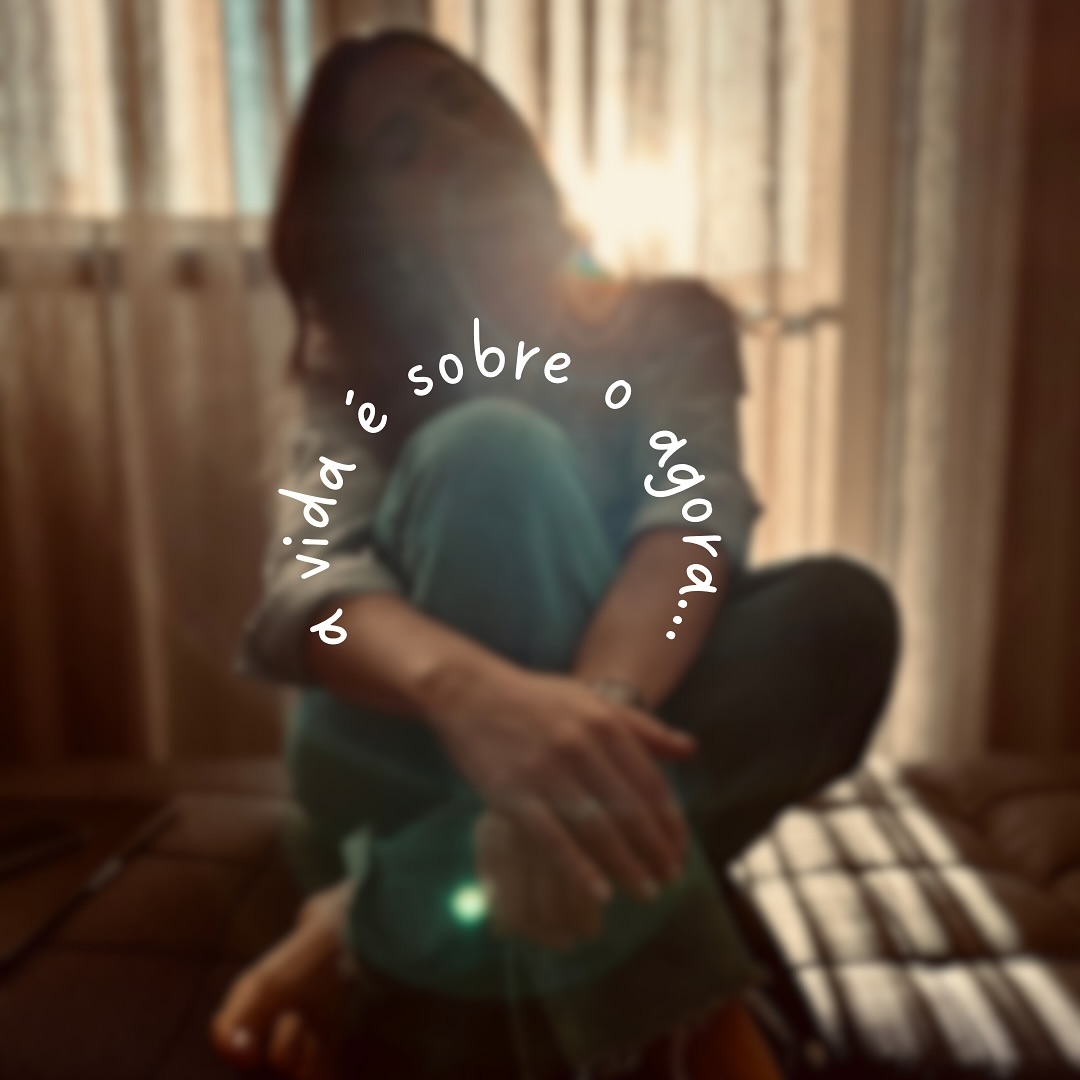 Depois de algum tempo vivenciado os corredores dos hospitais, testemunhando despedidas, dores, mudanças e diagnósticos, aprendi que a vida é o AQUI e AGORA.
Ela não mora no ontem, nem promete o amanhã. Ela é instante, frágil, fugaz. Não se pode voltar para vivê-lo de novo. É memória.
Testemunhar tantas coisas me mostrou que o que realmente importa não é o quanto vivemos, mas como vivemos.
Viver é mergulhar, é dar sentido a este instante que não volta mais. Mas essa consciência não é um peso que paralisa. Pelo contrário, o que eu sei é que ela me lembra, a cada dia, a urgência de viver.
E viver plenamente não significa ignorar a finitude, mas dançar com ela. Não existe tempo certo para começar a viver — o tempo certo é sempre agora! ✨💛