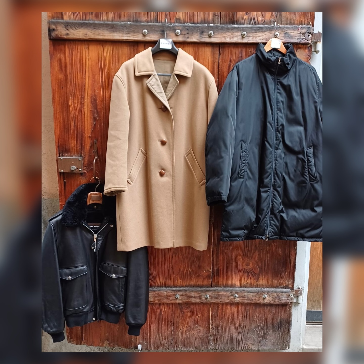 New arrivals! Keep yourselves warm and stylish in these freezing temperatures 🌬️❄️
First
- Leather jacket with fake fur collar and detachable vest
- Woolen coat by Bogner with a twist: It is reversible and can tansform into a trenchcoat 🪄
- Prada down coat: Keeps you warm no matter what
Second
- Peuterey down jacket with detachable fur collar
- Classic black coat with fur collar
Third
- Fake fur in black
- Fake fur in brown
Which one is your favourite?
#secondhand #vintage #fakefur #zurich #coat #keepwarm