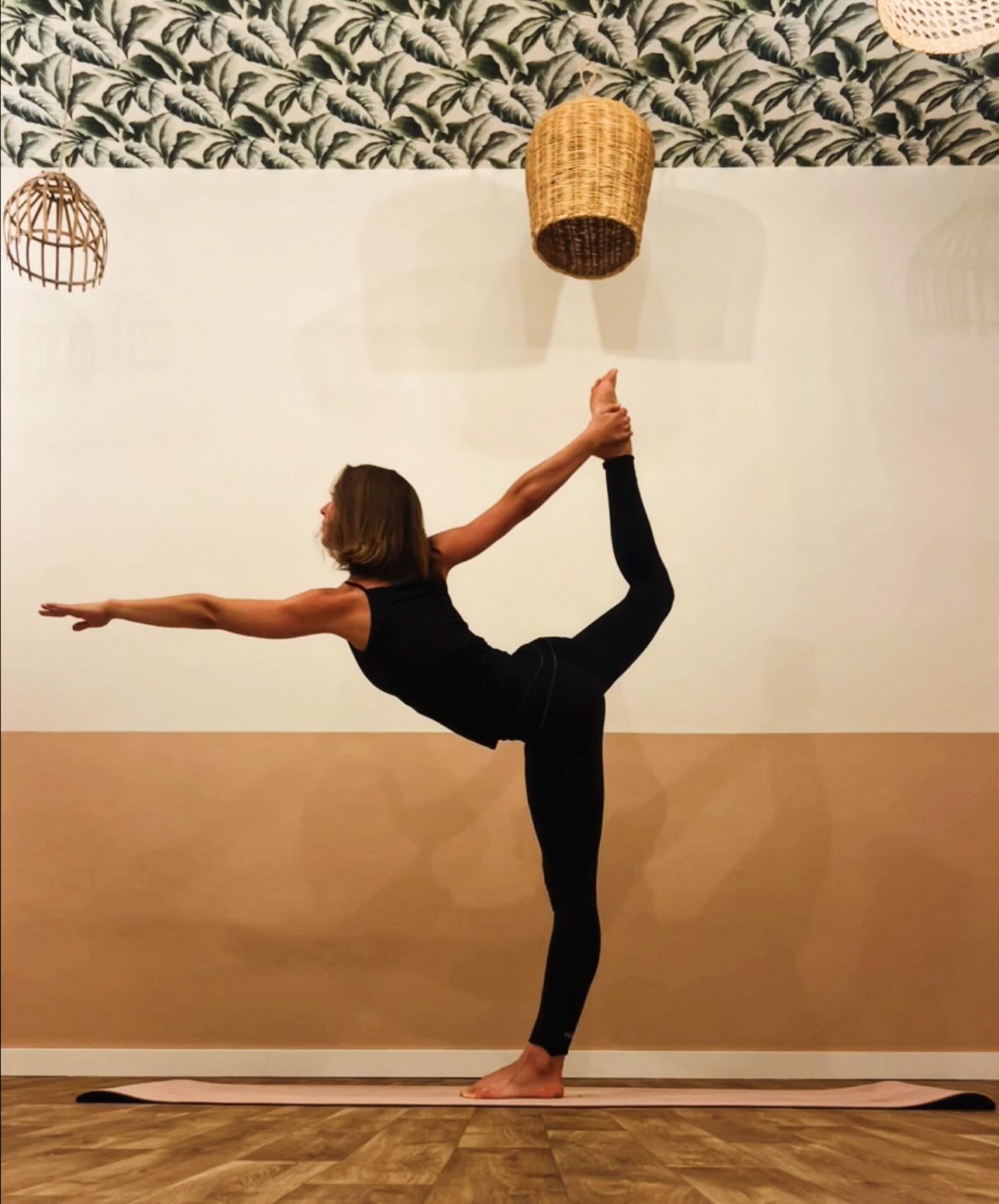 Pour ce début d’année je vous retrouve pour 2 ateliers et des cours collectifs à @lamaisongaia.annecy ✨
Ateliers :
Dimanche 12 janvier 10h en duo avec @ludovicpiscioneri - atelier Sirsasana
📌 Maison Gaïa, Annecy
Samedi 18 janvier 10h30 - atelier souplesse & inversions
📌 @ocabonneville
Cours collectifs :
Lundi 19h Yoga doux
Mardi 18h15 Yoga prénatal
Mardi 19h30 Yoga Vinyasa souplesse
Vendredi 9h45 Yoga Maman Bébé
Vendredi 11h Yoga prénatal
Vendredi 12h15 Yoga Vinyasa
📌 La Maison Gaïa, Annecy
J’ai envie de faire d’autres ateliers danse ou yoga cette année donc n’hésitez pas à me dire de quoi vous avez envie.
Un cours de modern’jazz, lyrical jazz, barre à terre, yoga vinyasa, power yoga ? 🤗
Belle année à tous ✨
#posturedanseur #dancerpose #yogateacher #yogaannecy #lamaisongaia