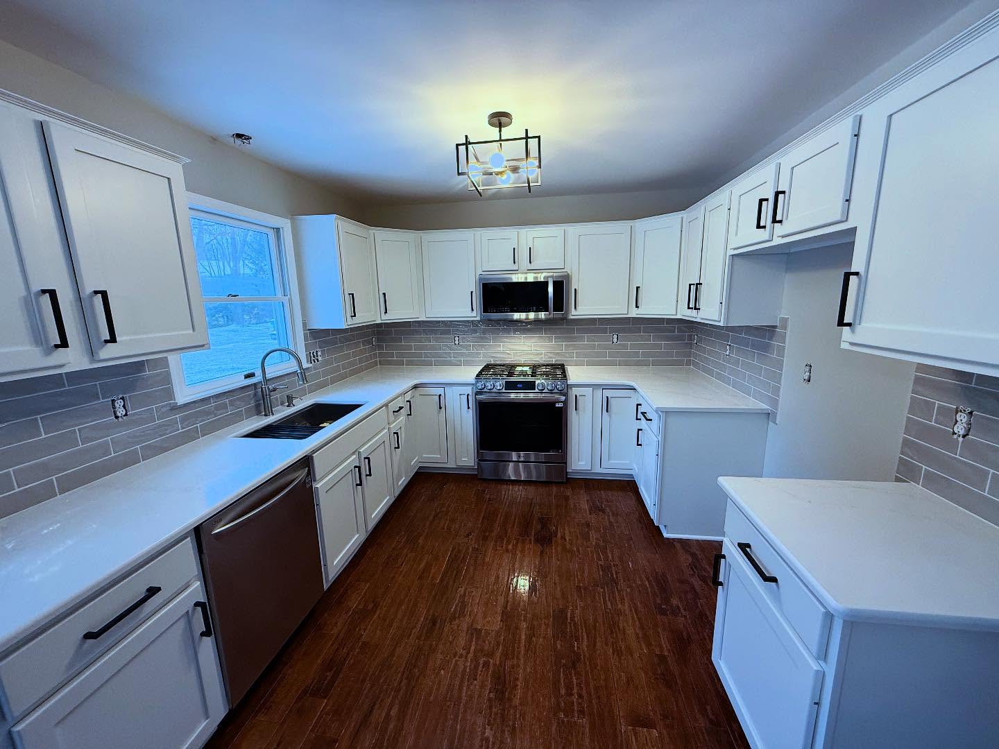 Happy New Year from Kimble Tile! First job of the new year and we’re done and ready for the weekend. Get yours today by visiting us online. The link is in the bio.
#kimbletile #subwaytile #tile #kitchen #remodel #kitchentile #backsplash #tileandstone #anatolia