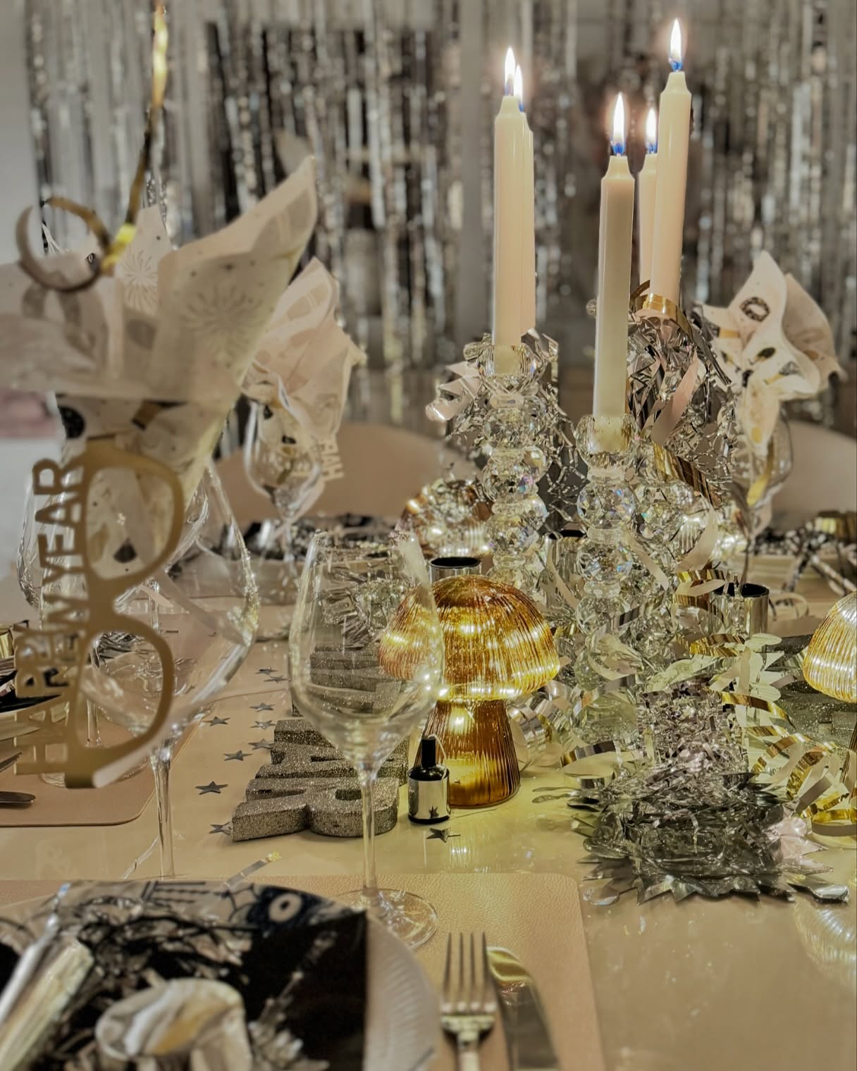 Godt nytår alle sammen ❤️
Så er året igang og det samme er vi 🫶🏼
Vi starter nye holdforløb den 17. Februar 2025, og øvedagene ligger under tilmeldingen på det pågældende forløb ❤️
Hvis I har nogle spørgsmål så er I altid velkommen til at ringe eller skrive en mail til os.
Der er begrænset plads på holdene så hvis du vil med så skal du tilmelde dig inden længe ❤️🥰
Rigtig godt nytår 🥰❤️
#indretning #visuelmerchandiser #boligstyling #styling #deko #indretningsinspiration #butiksindretning #indretningshjælp #boligstylist #vejle #staundesign #interiorstyling #interiordesign #interiordesigner #designer #visuelmerchandising #designhjem #indretningsarkitektskolen #dekoratørskolen #indretningsarkitektuddannelsen #dekoratøruddannelse #dekoratøruddannelsen #indretningsarkitekt #danmark #design #dekoratørskolenivejle @dekoratoerskolen.dk