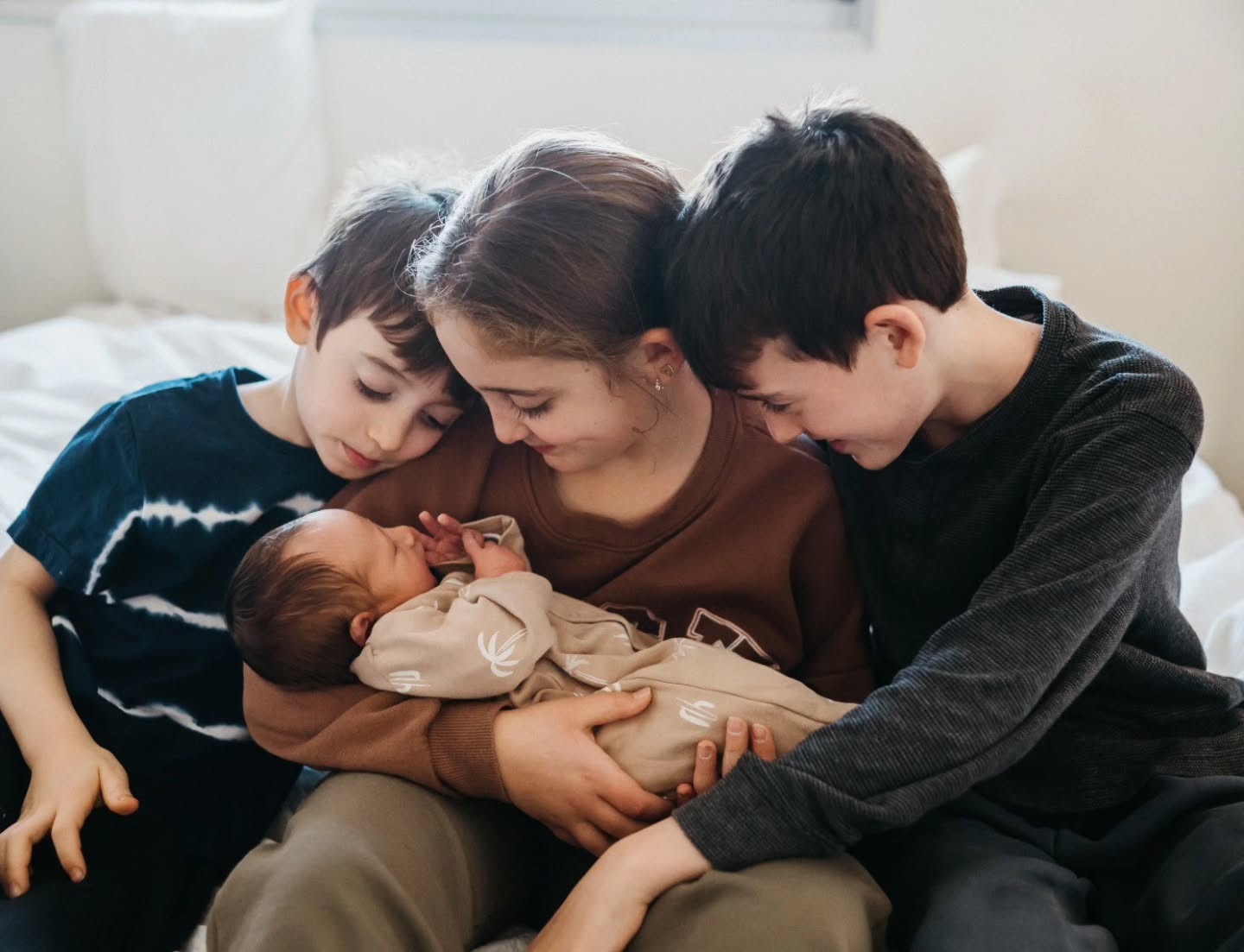 שנת 2025 פה
שנה מורכבת, קשה, עצובה וכזו שהעלתה הרבה שאלות קיומיות עבורי במגוון מישורים, ובטוחה שעבור עוד רבים.
יחד עם זאת, עם סופה, הביאה איתה גם חלום פרטי שהתגשם, נס חנוכה פרטי שלנו שנולד בנר שני ומאיר כל פינה בבית ובעיקר בלב 🤍
מה שנותר זה לקוות ולאחל שהשנה הקרובה באמת תהיה שונה וטובה, אחת עם צפי לעתיד טוב יותר עבור כולנו והכי חשוב שכולם יחזרו הביתה עוד היום🙏🙏
.
.
.
.
.
.
..
.
.
.
.
#ayalabarak_photography #all_israel
#צילומיםבביתהלקוח #היריוןולידה #היריון #נשים #נשיות #אישה #הריון #ניובורן #ילדיםזהשמחה
#הריוןולידה
#הריוןולידה🤰
#eyemamaproject #lookslikefilm #portaitpage #portraitvision #unraveledacademy #mamaandthestars
#pictime_us #newbeginnings_ii