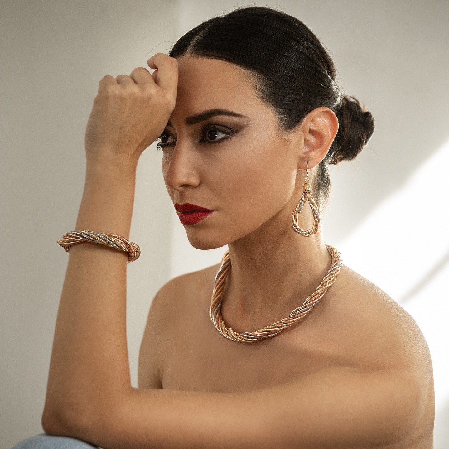 'I profondi per essere capiti devono simulare una superficie.'
#gold #jewels #adcampaign @giordinigioielliarezzo
#friedrichnietzsche #umanotroppoumano