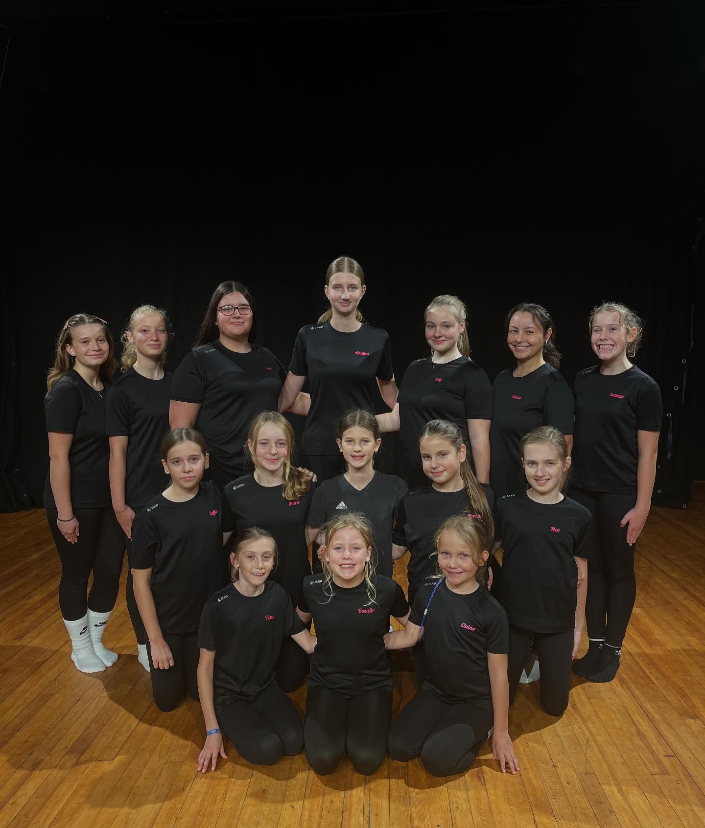 FireFlames🔥
Modern
Trainerinnen: @malykristiin @annkaaa_mi @lauraakllr