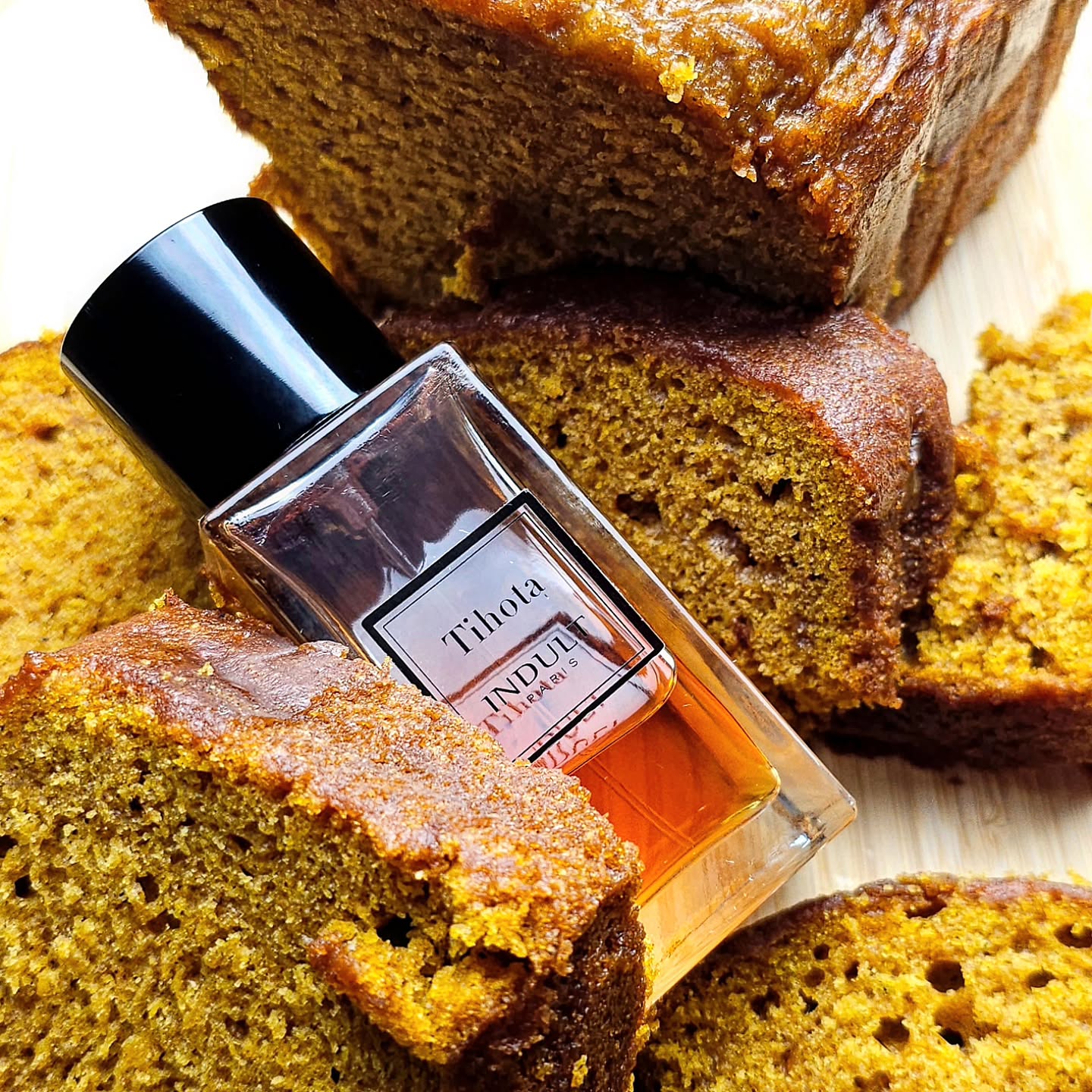 Sweet, like savoring the last bite of cake. Tihota has two notes: Vanilla and Musk. My favorite straightforward vanilla. 🤍
.
.
.
.
.
.
.
.
.
.
#perfume #perfumecollection #nicheperfume