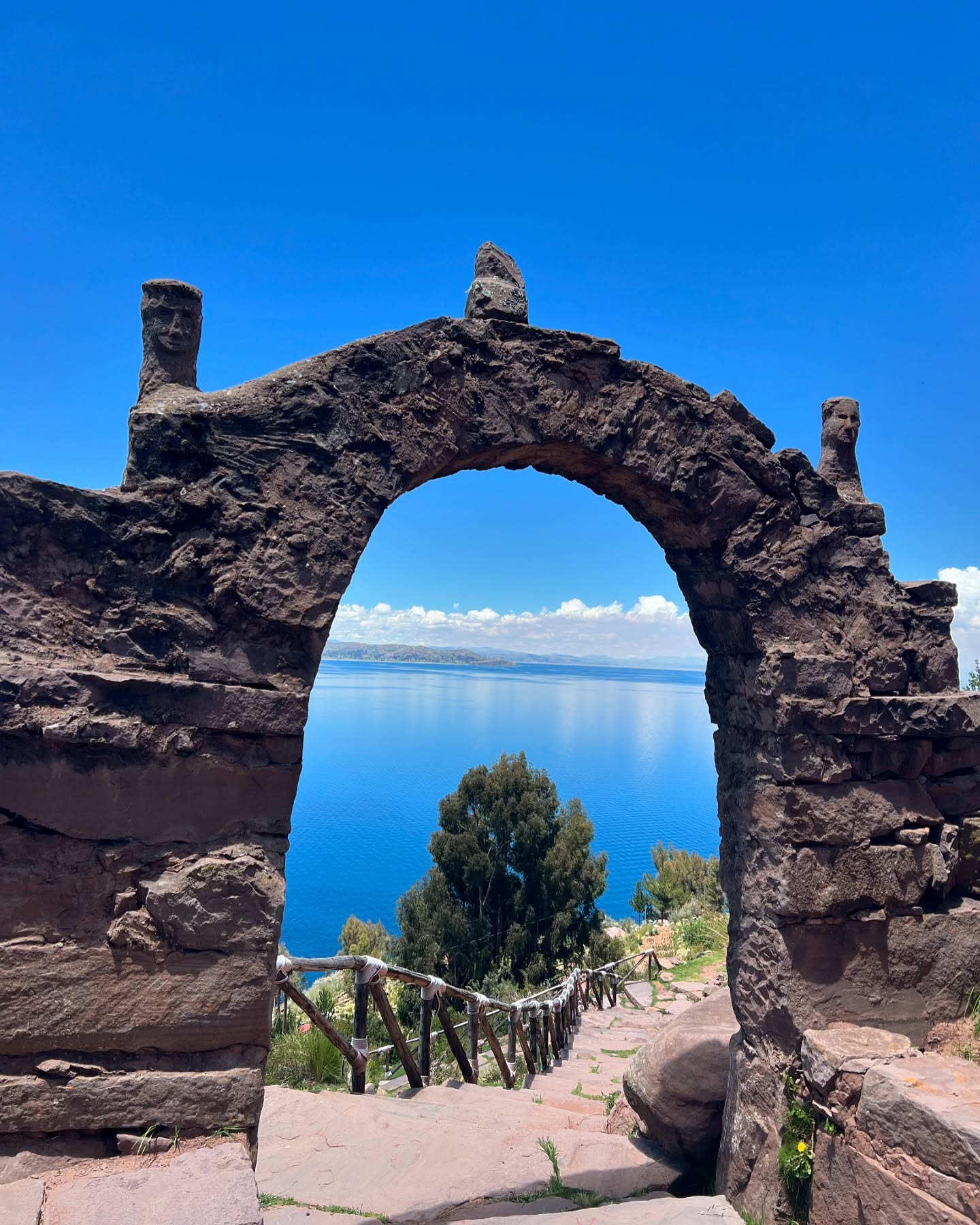 En 2025 ça va bouger!
Je vous propose de vous mettre en mouvement , littéralement et subtilement,
de pousser les frontières de votre territoire de connaissances et de croyances,
de passer la porte vers un champs élargi de conscience,
de “flexibiliser” votre corps comme votre esprit,
d’affûter votre Intuition
de souffler sur les braises …
…pour activer le feu intérieur,
pour vous relier à votre créativité, à l’universel, à la douceur de l’amour et de la vie.
La vie n’a pas à être souffrance, elle peut être souffle, paix, joie.
Voici un début de programme pour tous les budgets et toutes les frontières :
🌟 Atelier “Inversion” à Barcelone 18 Février 11h-13h
🌟 5 jours de retraite Yoga sur le Nil! 24-28 mars
🌟1 jour de retraite en Costa Brava (date tbc)
🌟 3 jours de retraite Yoga en forêt de Broceliande 4-7 juillet
⭐️ Sans oublier les cours en présentiel et en zoom toutes les semaines et pour toutes les frontières!
Détails sur le site yogablisswithclem.com ou en PM 🫶
#ÉveilDeConscience
#Transformation2025
#FeuIntérieur
#Créativité
#YogaRetreat
#RetraiteSpirituelle
#YogaSurLeNil
#ConscienceUniverselle
#Joie
#AtelierYoga
#SouffleEtPaix
#FlexibilitéCorpsEsprit
#Intuition
#Retraiteyoga
#Broceliande2025
#CostaBravaYoga
#EnPleineConscience
#AmourEtVie
#YogaPourTous
#InversionBarcelona
#yogaworkshop