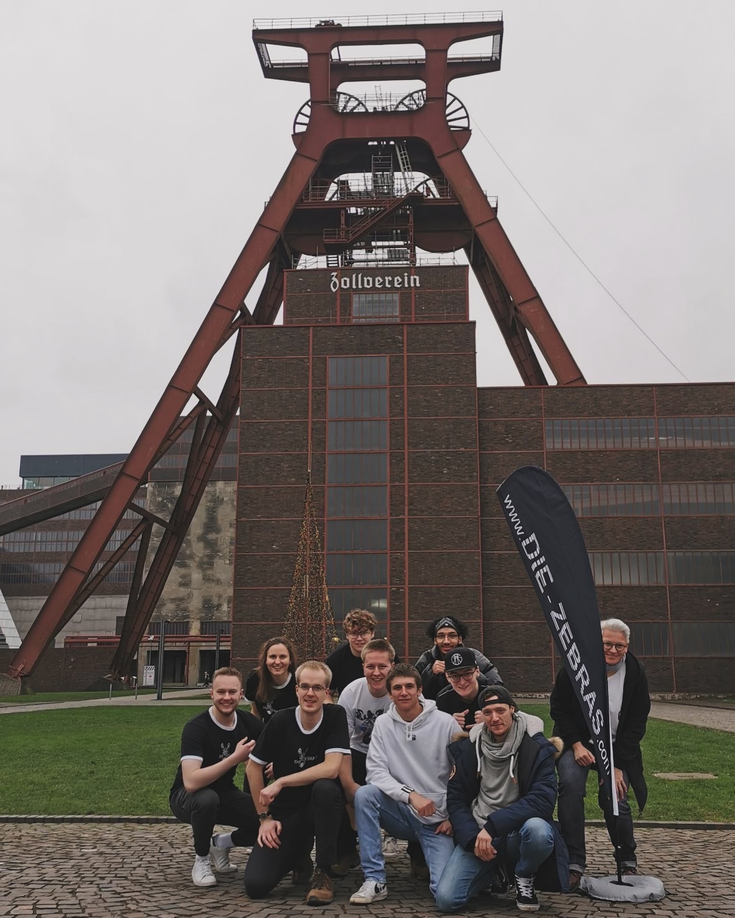 Silvesterlauf Zeche Zollverein 2024
Vielen Dank An Team Essen-99
Auf ein gutes Jahr 2025🎉🦓