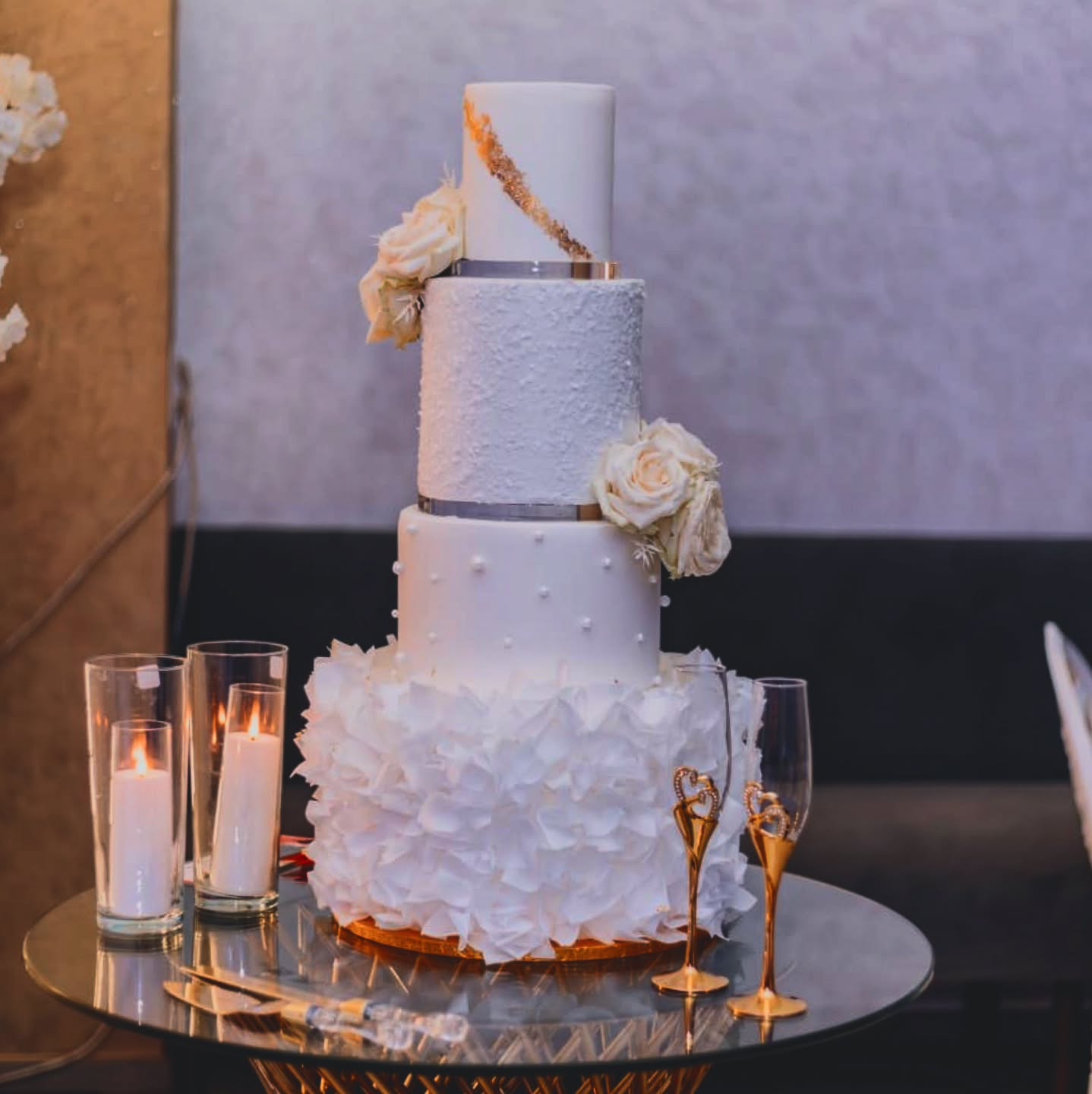 Voor een echt topkoppel!!! Ook in 2025 maken wij de meest spectaculaire en speciale bruidstaarten voor jullie! Doe op tijd jullie aanvraag. Zo sluit je de huwelijksdag af met een lekkere knaller! 👰🏿♂️👰♀️👰🏻🤵🏻🤵🏽♀️🤵🏿♂️ #weddingcake #huwelijkstaart #bruidstaart #bruidstaarten #weddingcakes #wedding #piecemontee #gateau #gateaudemariage #trouwen #trouwfeest #huwelijk #wijgaantrouwen #bruid #bride #bruidspaar #verloofd #engaged #Antwerpen #sintniklaas #beveren #Gent