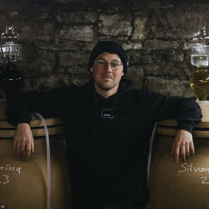 @thomas_patek
Schon länger bereichert Thomas Patek unser Sortiment, und wir könnten nicht stolzer sein, ihn in der NATURE SIP Family zu haben! 🍇✨
Thomas kommt aus Kitzingen in Franken und hat 2014 eine mutige Entscheidung getroffen: Er ließ seinen Job als Entwicklungsingenieur hinter sich, um seiner Leidenschaft zu folgen – dem Weinbau. Seitdem lebt und arbeitet er mit voller Hingabe für das, was ihn glücklich macht.
Sein Ansatz? 100 % Natur, 100 % Handarbeit. Für Thomas ist der Boden das Herzstück seiner Arbeit – lebendig, vital und voller Organismen, die er schützen und fördern will. Chemische Mittel? Fehlanzeige! Stattdessen setzt er auf biologische Bewirtschaftung und lässt im Keller die Natur ihren Lauf nehmen: spontane Gärung, keine Schönungsmittel, purer Traubencharakter.
Seine Reise führte ihn über Praktika bei verschiedenen Weingütern zu einer Winzerausbildung bei Horst Sauer in Escherndorf, wo er zusammen mit seinem Freund Moritz Bachner erste eigene Weine kreierte. 2018 zog es ihn zu Simone Adams nach Ingelheim, wo er sein Wissen über Burgundersorten vertiefte und unter dem Label „Patek & Bachner Winzerhandwerk“ weiter experimentierte.
Seit 2022 arbeitet Thomas bei 2Naturkindern in Kitzingen und bewirtschaftet vier kleine Weinberge in Kitzingen und Sulzfeld am Main. Hier entstehen Weine mit Charakter, Persönlichkeit und der unverkennbaren Handschrift von Thomas Patek.
Danke, Thomas, dass du ein Teil von uns bist – wir sind begeistert von deiner Arbeit! 🥂🌿