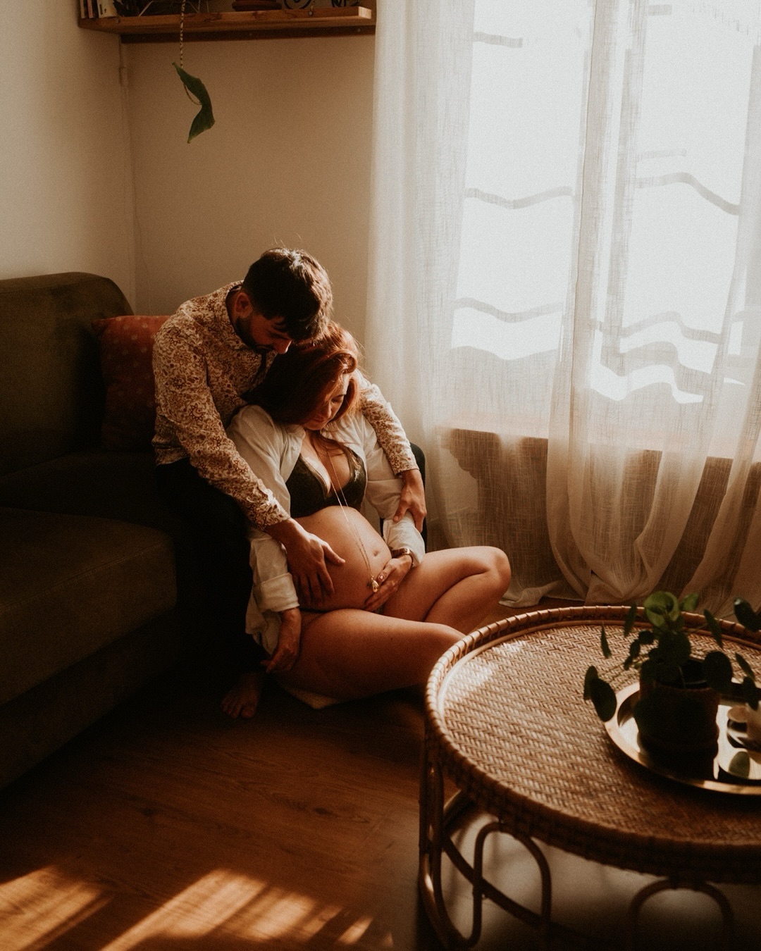 In home sessions in the winter - little details of their lives, memories behind those walls.
#photographematernité #photographenice #photographelifestyle #maternityphotography #motherhood #portraitofamother