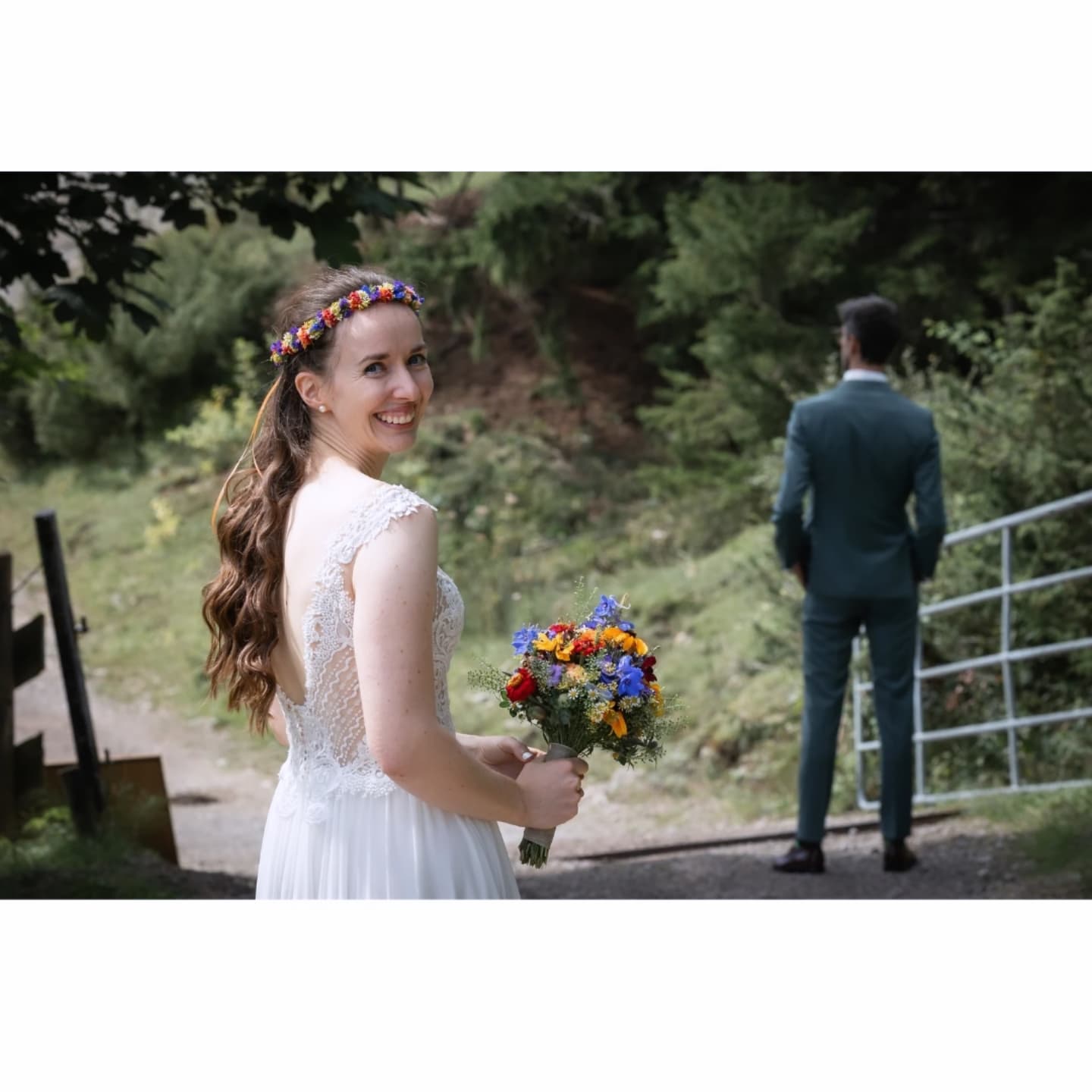 Berghochzeit im Sillberghaus
Stellt euch vor: Ihr schreitet Hand in Hand durch die klare Bergluft, umgeben von unberührter Natur und den beeindruckenden Gipfeln der bayrischen Alpen.
Genau so fühlte sich die Hochzeit von Judith und Kilian im Sillberghaus an - eine Location, die nicht nur atemberaubend schön, sondern auch voller Charme und Herz ist.
Mit dem Motto "Seilschaft fürs Leben" zeigten die beiden, wie stark ihre Verbindung ist. Ihre Gäste waren Teil der Feier: Persönliche Wünsche wurden an ein Kletterseil gehängt und ein kreatives Spiel sorgte für Lacher, als Berge erraten werden mussten. Dazu noch ein Naturschwimmbecken zur Abkühlung und Spiele wie Cornhole mit persönlichem Design - eine Hochzeit, die in Erinnerung bleibt.
Und die Kulisse? Einfach magisch! Als Fotografin durfte ich diese besonderen Momente festhalten 🧡
Seid ihr bereit, eure eigene Berghochzeit zu planen? Ich fange eure Geschichte in Bildern ein, die euch ein Leben lang begleiten. Schreibt mir und lasst uns eure Traumhochzeit gemeinsam unvergesslich machen!
Ringe @isarschmiede
Brautkleid @liebeleih.brautmoden
Blumen @mellys.blumentraum
#Berghochzeit
#almbadsillberghaus
#hochzeitindenbergen
#hochzeitsfotografmünchen
#hochzeitslocation
#hochzeitsreportagemünchen
#hochzeitsplanung
#hochzeitsideen
#hochzeitsinspiration
#Hochzeitsdienstleister