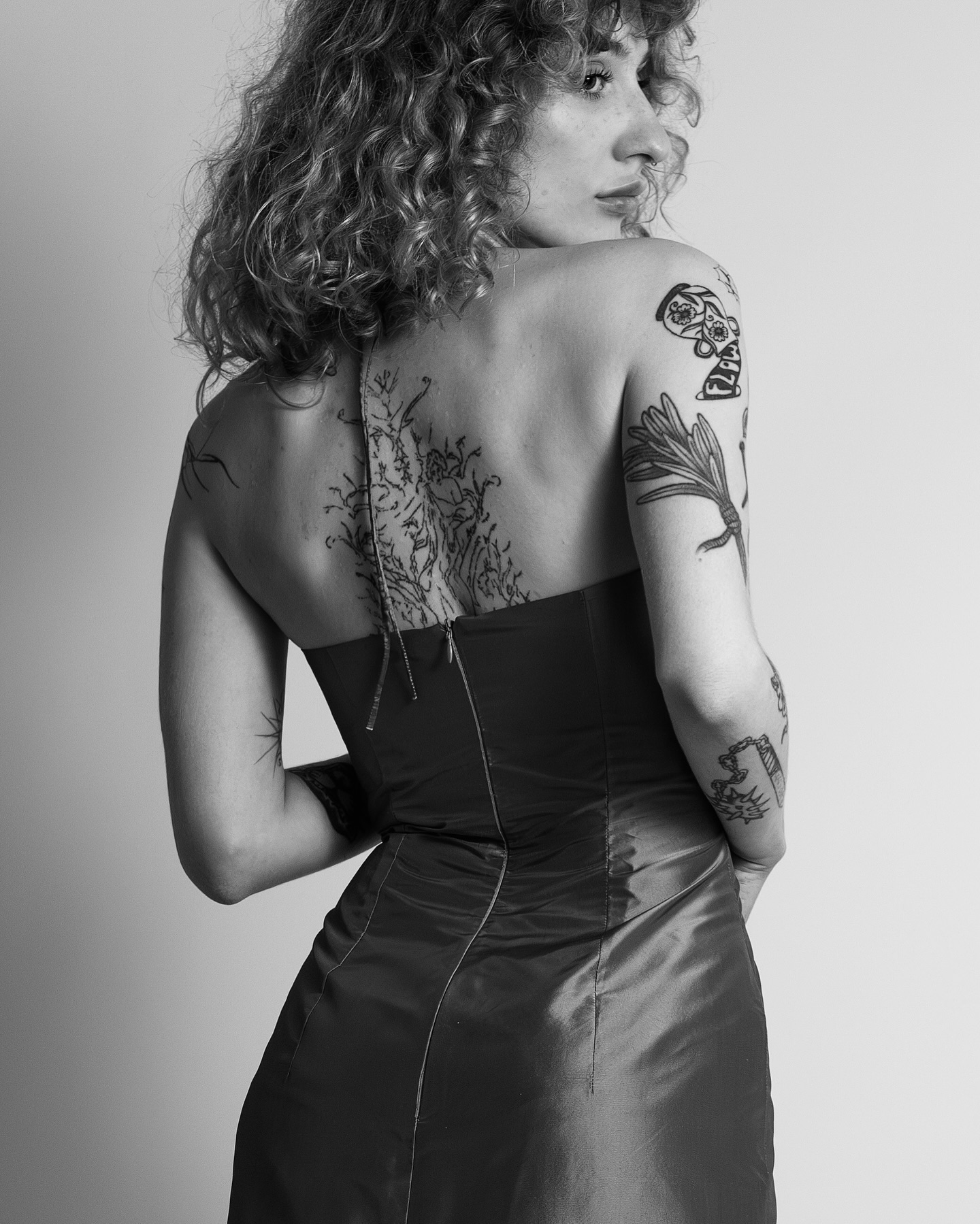 Some of my favorite details from this silks shoot for @gemmeatelier website ✨💎
By: Jennifer Williams @gemmeatelier
Modeled by the goddesses: @staza.berlin and @chainzz_____baby
Shot at my old home studio…new and improved home studio coming soon 🌙