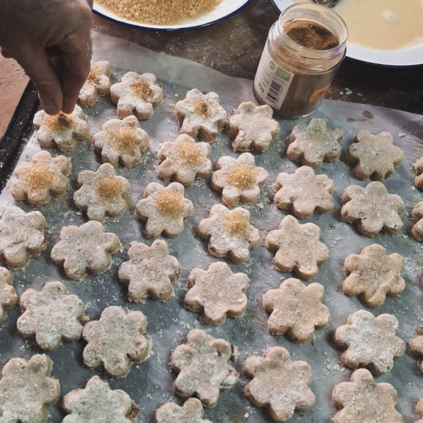 Esta Navidad, los miembros de la asociación @red_murciana_de_semillas hicieron un taller de dulces navideños con los huevos de El Romero. Y quedaron estos dulces tan bonitos y deliciosos. 😋
Os dejamos el proceso de su elaboración, todo de manera artesanal y tradiciona, como a nosotros nos gusta. Si no los conocéis, seguidlos porque hacen una magnífica labor.
#dulcesnavideños #huevosecológicos #vida rural #tradiciones