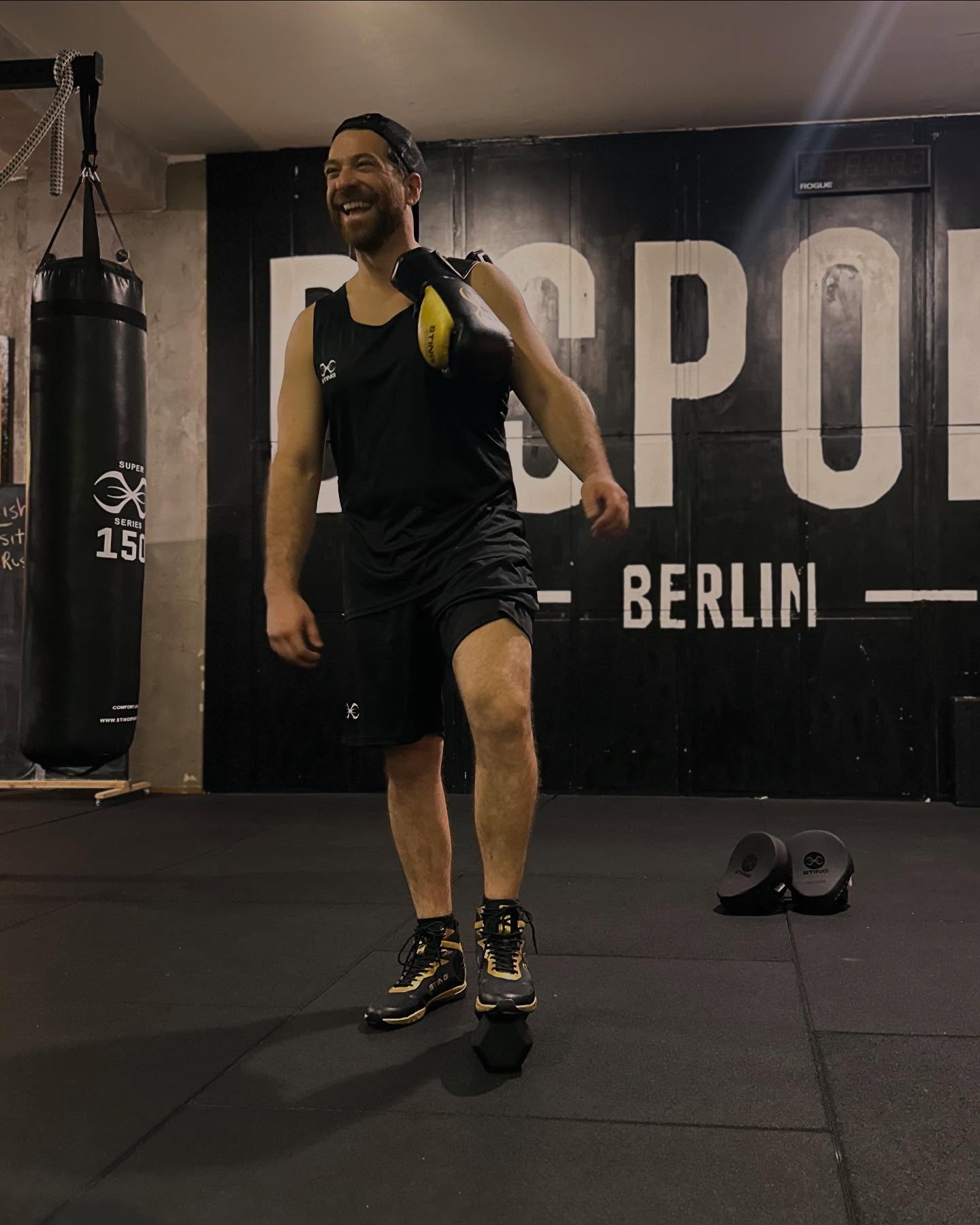 Eine neue Freundschaft ist geboren
Sport ist für mich Kunst. Jede Sportart hat ihre eigene Schönheit – die Bewegung des Körpers, die Kreativität, die schnellen Entscheidungen.
Ich bin in einem Sporthaus aufgewachsen, habe mich aber für einen künstlerischen Weg entschieden. Trotzdem nimmt Sport 50 % meines Lebens ein. Dafür bin ich unendlich dankbar.
Eine besondere Freude ist es, diese neue Freundschaft gefunden zu haben. Vielen Dank, Frank, und vielen Dank an @stingsports für euer Vertrauen. Ich freue mich auf unsere gemeinsame Reise, auf das Verändern von Leben und das Verbreiten positiver Energie in dieser Welt – durch diese wunderschöne Sportart.
#SportIstKunst #PositiveEnergie #GemeinsamStärker #Dankbar #Vertrauen #Box