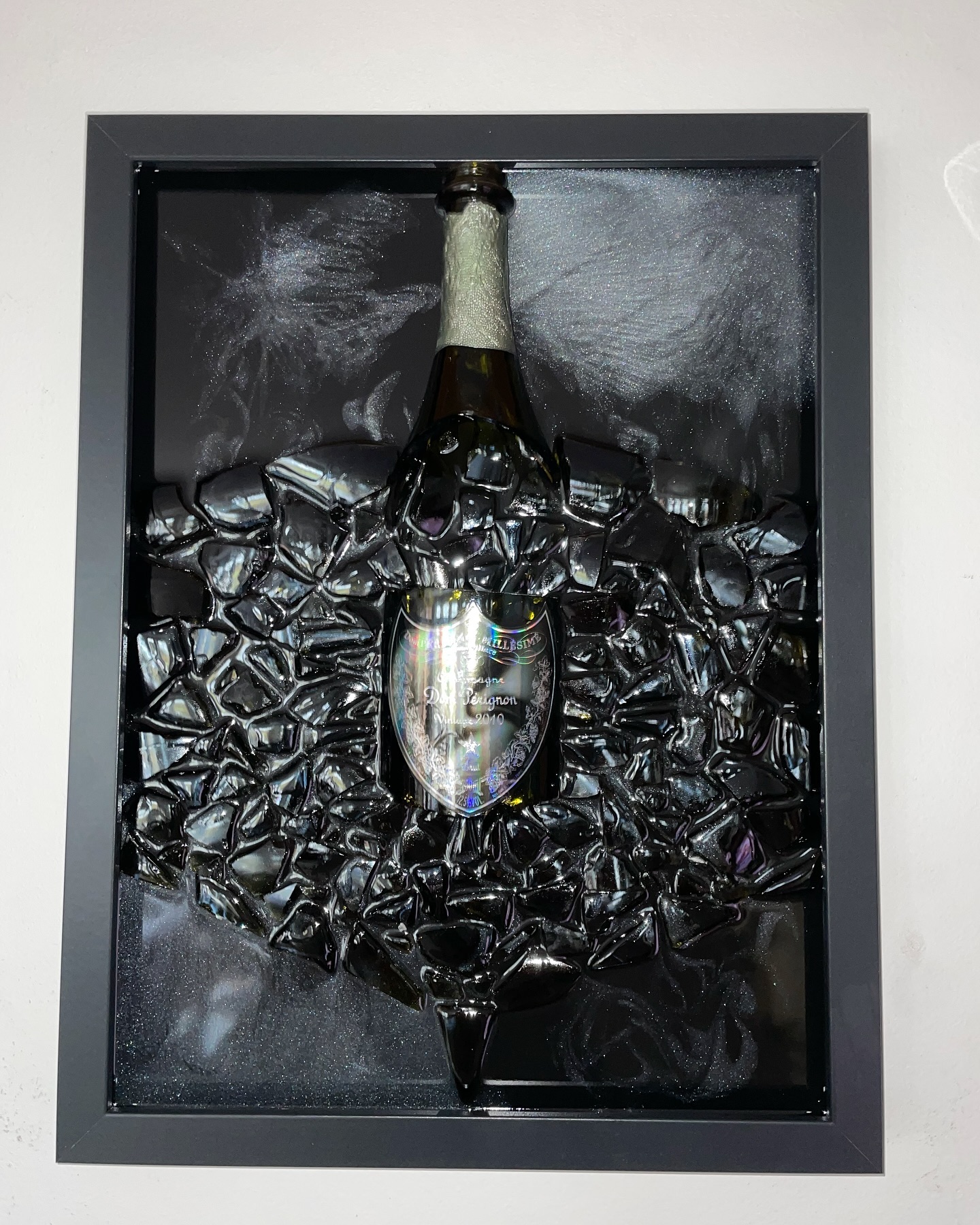 Dom Perignon x Lady Gaga im 40x30cm Rahmen mit silbernen Farbelementen 🍾🔨