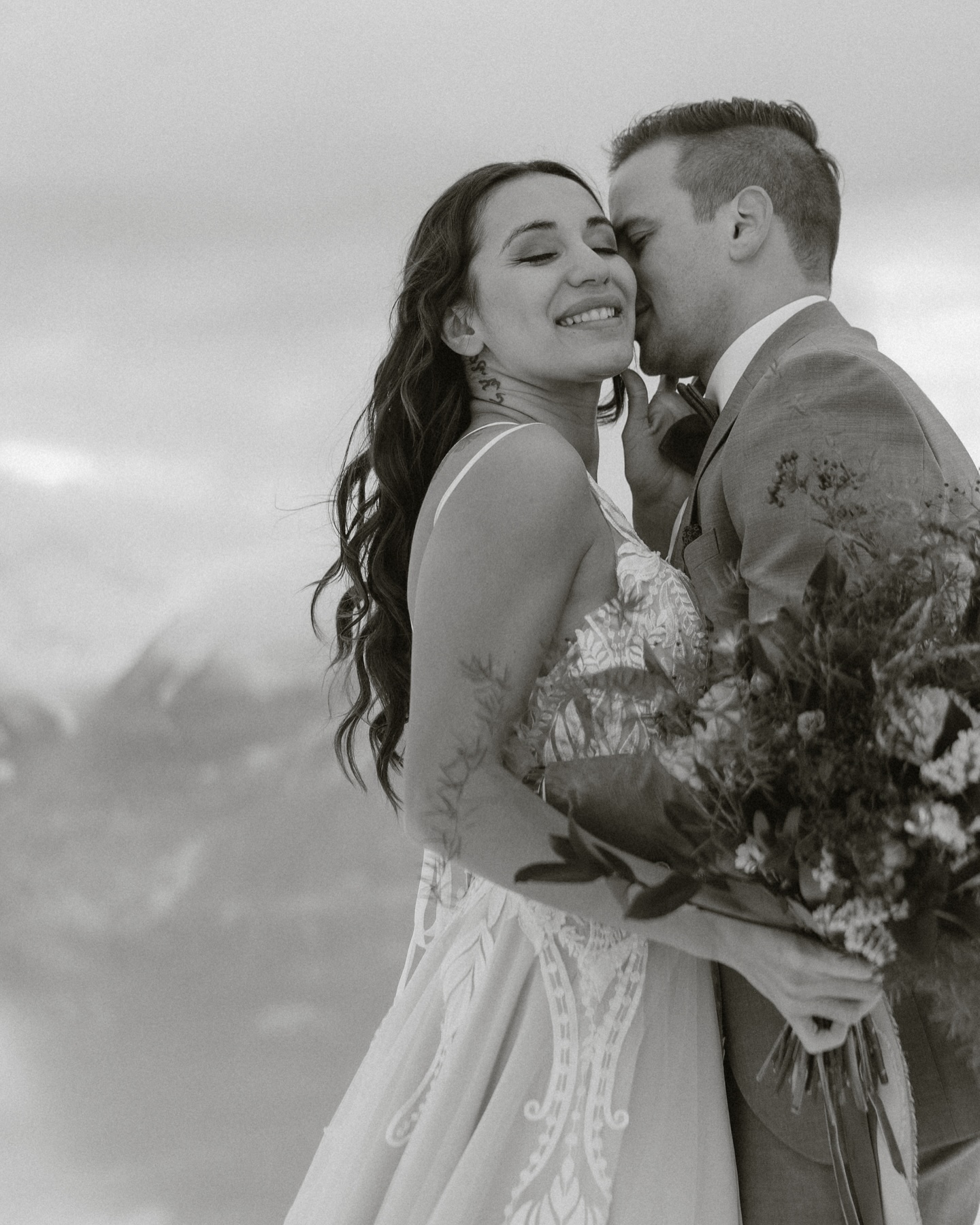 WINTER WEDDING IN THE SWISS MOUNTAINS ❄️✨
Eine Hochzeit bei Minustemperaturen, trifft sicherlich nicht die Vorstellung von jedem Brautpaar.
Aber wenn ihr Winter und die Berge liebt ist das doch ein absoluter Traum oder? 😍
Workshop: @dennisnutz_photography @kathiundchris
Photo: @moonstories.photography
H&M: @_salonselina_
Hotel: @hamiltonlodge
Flowers: @einzigartig_vr
Dress: @brautfashion_sins
Couple: @alyten__ @michael_iten