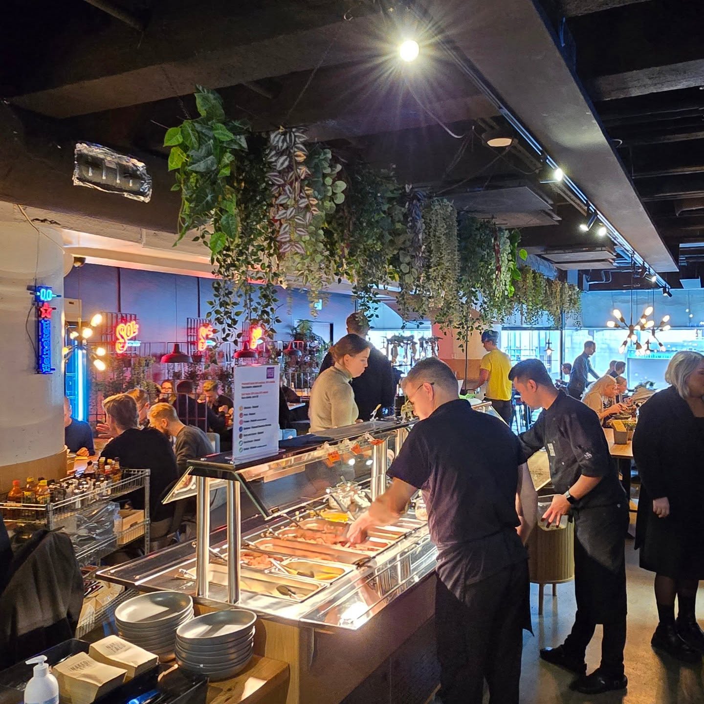 2.1.2025 alkaen avaamme klo 10.30 arkisin! Tervetuloa "hittibuffan" herkkujen äärelle. Kokoa oma Taco tai Bowl 14,50€ 🥑🍍🍉🌮