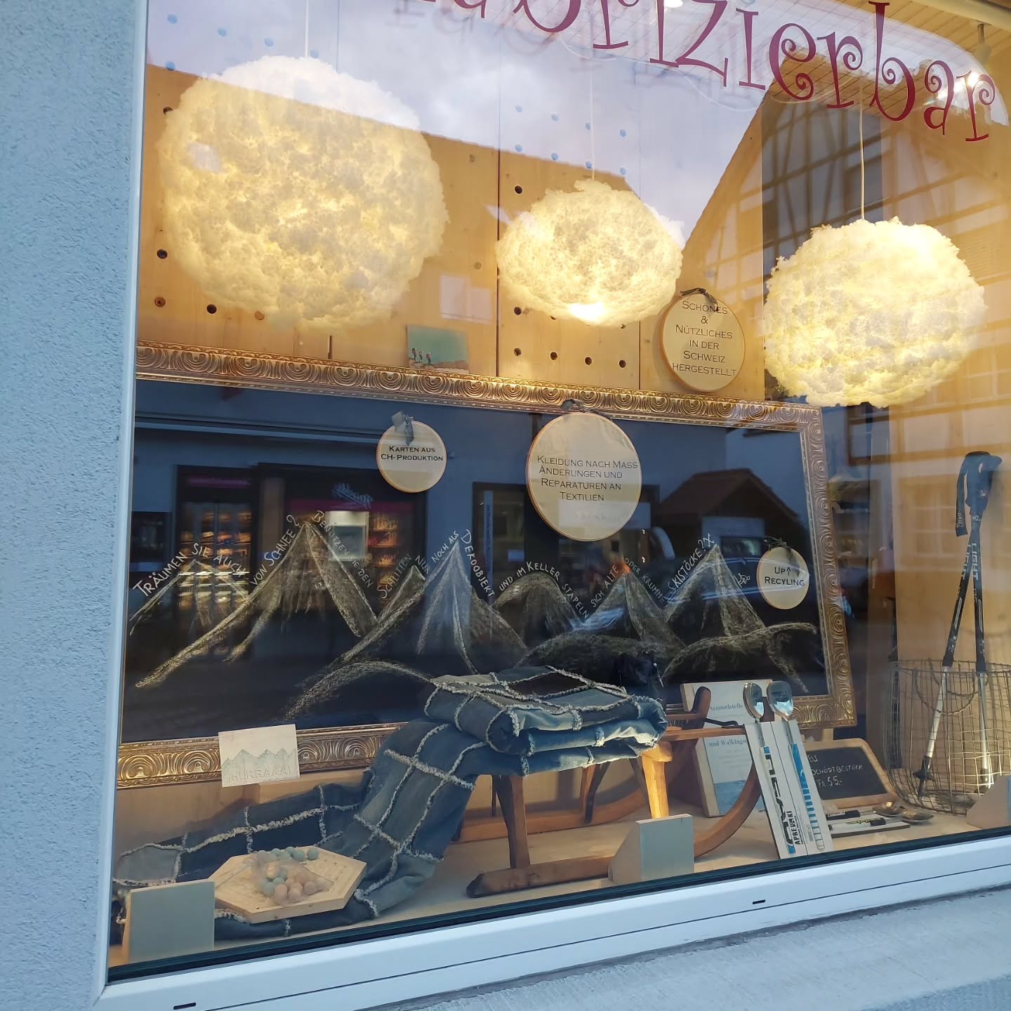 WINTER
Ja für mich ist bis Februar Winter und dazu gehört auch Schnee.
Das neue Schaufenster ist ein UPCYCLING Total.
Die Deko ist ein Mix aus zwei früheren Fensterdekos. Beworben werden die Produkte vom @massnahmenzentrum_uitikon und die Bitte um Materialspende damit bald wieder die beliebten Fonduegabeln produziert werden können.
Ein weiteres UPCYLING ist die Jeansdecke welche ich über die Festtage fertiggemacht habe.
154 🟦 aus alten Jeans geschnitten
154 ⬜️ aus altem Leintuch
2m Wollmix in Hellblau (Stoffspende)
300m weisser Jeansfaden
3912 Maschinenstiche
?? Stunden
2 Waschmaschinengänge
1 Klebroller
1Staubsaugersack voll Fussel
Wunde Finger vom Nahtzugaben einschneiden und ausbürsten.
#jeans #upcycling #winter #schnee #apresski #näheistmeinyoga