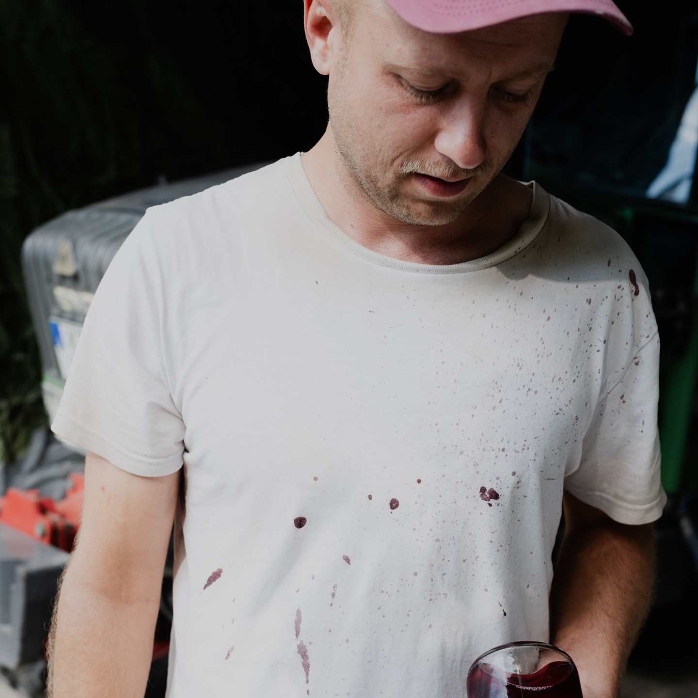 🍇 Martin Hirsch – OG der NATURE SIP Squad🌿
Seit Anfang an ist @weinbau.martinhirsch Teil unserer NATURE SIP Squad – und wir könnten uns keinen besseren Mitstreiter für authentische Naturweine vorstellen! 🙌
Nach Jahren in der Medienbranche und im Service eines Gourmetrestaurants stand Martin eines Tages wieder im Weinberg – und fühlte sich, als wäre er auf LSD: „Eine Spinne seilte sich ab, ein Reh lief durch die Zeilen – so viel Leben, das tat in dem Moment richtig gut.“ 🕷️🦌✨
Geboren und aufgewachsen in Franken, kehrte er zurück auf den Hof seines Vaters nahe Kitzingen, um seinen eigenen Wein zu machen. Inspiriert durch Naturwein und den Wunsch, etwas mit den Händen zu schaffen, tauchte Martin ohne klassische Ausbildung in die Welt des Weinbaus ein. Er lernte von biodynamischen Weingütern, anderen Jungwinzern und verließ sich auf Bauchgefühl und Austausch.
Heute ist Martin Teil einer neuen Generation von Winzern, die mit Leidenschaft und Kreativität Weine herstellen, die begeistern – handgemacht, natürlich und voller Charakter. Seine Weine? Einfach überwältigend! 🍷🔥
Cheers auf Martin und seine außergewöhnlichen Tropfen! 🥂
#NatureSip #NaturalWine #MartinHirsch #FrankenWein #WineSquad