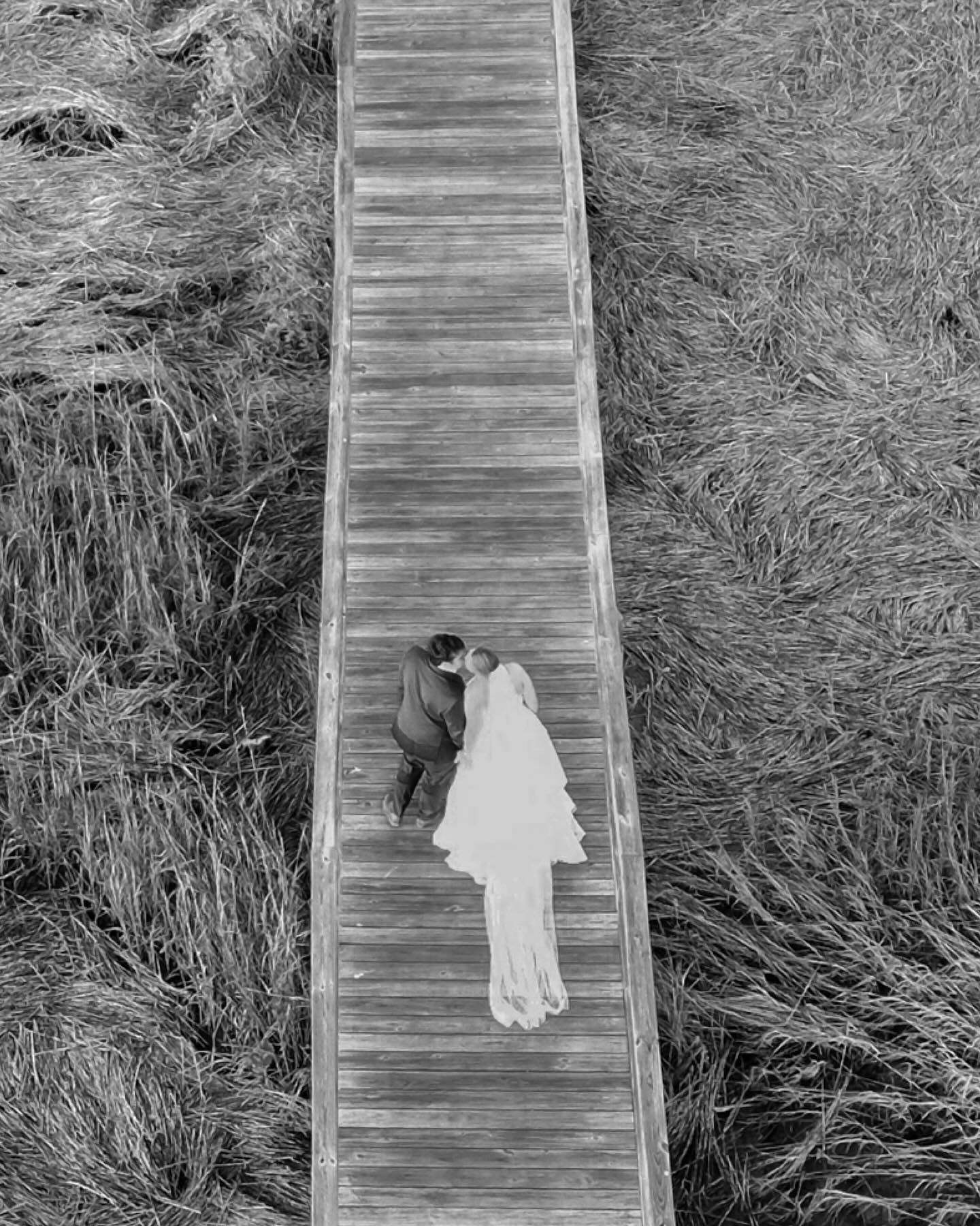 Emma & Chandler 🫶🏻 It was such a pleasure to shoot the wedding of this sweet couple on a gorgeous November day. From downtown to Bowen’s Island, love was in the air 😍