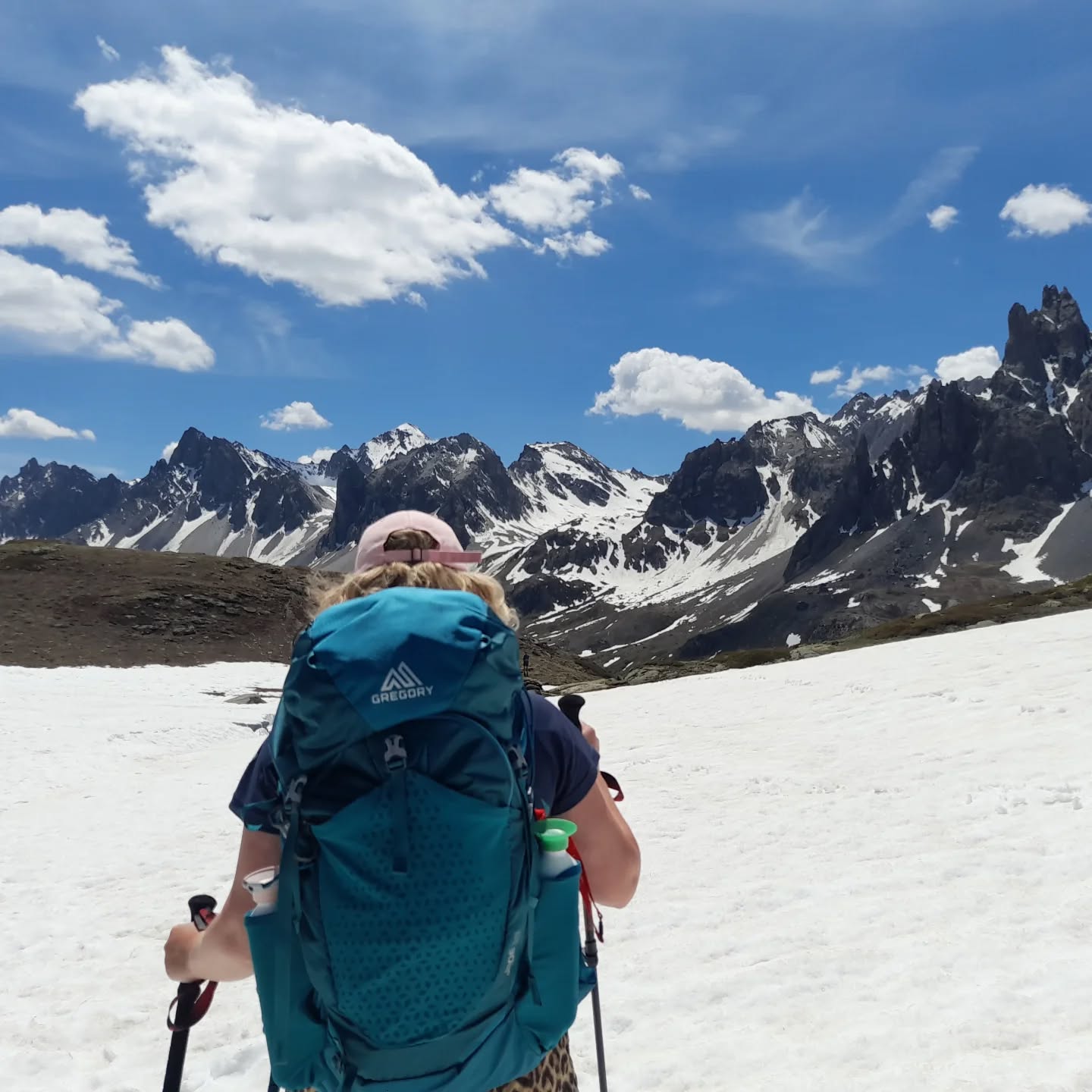 ❄️🌱 Wat zit er onder jouw besneeuwde landschap te wachten om te ontpoppen? 🌱❄️
Net zoals de sneeuw op de bergen in de winter, liggen ook bij jou misschien bepaalde delen van jezelf ondergestopt. Dit kan in het begin voelen als een comfortabel, donzig dekentje maar kan na een tijdje ook net kil, drukkend en beperkend aanvoelen.
Wat zou er bij jou willen beginnen ontspruiten zodra de lente komt en de sneeuw smelt? 🌷 Welke verlangens, welke dromen of welke behoeftes liggen er net onder die sneeuwlaag op jou te wachten? Misschien voel je het al, misschien nog niet... Maar het is er, klaar om ontdekt te worden. Wat zou jij in 2025 meer ruimte en zorgzame aandacht willen geven zodat het weer kan gaan bloeien? 🌸
Ik ontdek het graag samen met jou in een gratis kennismakingsgesprek. In dit gesprek geef ik je ook graag meer informatie over de Passagetochten. Vraag het gesprek eenvoudig aan via de website www.passagetochten.fr of via een persoonlijk bericht.
Veel liefs,
Karlien
📸 mei ’22
#underthesurface #ontpoppen #Passagetochten #outdoortherapy #psycholoog #buitenleven #groei #zelfontwikkeling #wandelmetjedromen #ruimte #zorgzameaandacht