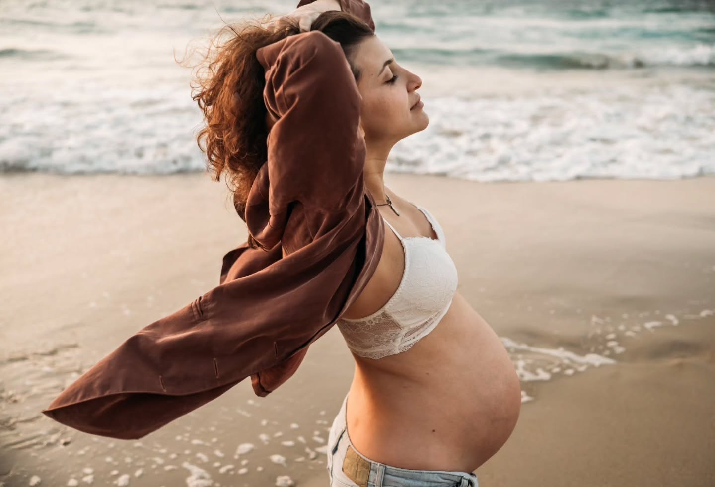 לצילומי היריון יש מקום מיוחד אצלי בלב, משהו בהם מרגש אותי במיוחד.
עם כל הקושי וחוסר הנוחות שלפעמים מתלווים אליו, יש תחושות שאי אפשר להרגיש באף מצב אחר, והידיעה שאת יוצרת חיים זו תחושה מיוחדת, חזקה ועוצמתית.
יחד עם הציפייה, החלומות, תקוות קטנות וגדולות וההיוולדות שלך מחדש.
זו באמת זכות לתעד את הרגעים האלה עבורכן לפני החיים החדשים שאתן עומדות להתחיל.
.
.
.
.
.
.
..
.
.
.
.
#ayalabarak_photography #all_israel
#צילומיהיריוןבטבע #היריוןולידה #היריון #נשים #נשיות #אישה #הריון ##ילדיםזהשמחה #צילומיםבים
#הריוןולידה
#הריוןולידה🤰
#eyemamaproject #lookslikefilm #portaitpage #unraveledacademy #mamaandthestars
#pictime_us #wintermagic_ii #resolutionseason_ii