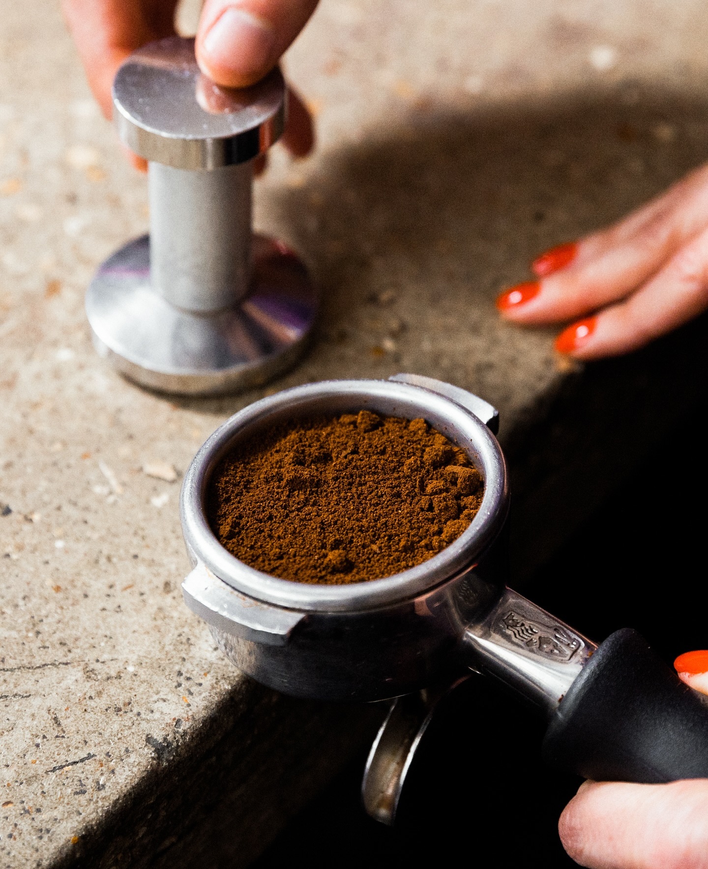 Chez MOJO, on ne fait pas que torréfier, on vous accompagne aussi dans l’art de l’extraction pour tirer le meilleur de nos cafés. Parce qu’un bon espresso, ça passe obligatoirement par les bons réglages… et notamment celui de ✨la mouture !✨
C’est elle qui détermine non seulement l’aspect visuel du café, mais surtout son goût. L’objectif ? Trouver l’équilibre parfait.
👌 Une mouture précise garantit que les huiles, les acides et les composés aromatiques de chaque grain s’expriment pleinement, pour un café savoureux et équilibré.
🙅🏻♂️ À l’inverse, une mouture inadaptée peut gâcher l’expérience :
* Trop fine : le café sera amer et astringent.
* Trop grossière : il sera fade et aqueux.
Un facteur crucial, facile à maitriser grâce aux formations dispensées par Thomas ! 📩 Pour en savoir plus, contactez-nous à hello@mojocoffeeclub.com ou envoyez-nous un DM.