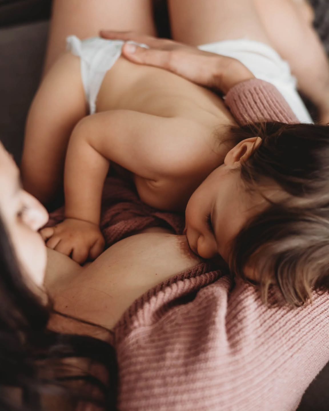 מבט, ליטוף, ריח
השקט, הרוגע, הביטחון
כאילו באותו רגע אין אף אחד אחר חוץ משניכם יחד
.
.
.
.
.
.
..
.
.
.
.
#ayalabarak_photography #all_israel
#היריוןולידה #נשים #נשיות #אישה #הריון #ילדיםזהשמחה #הנקה #תינוקות #צילומימשפחהבבית
#צילומיםבביתהלקוח #צלמתניובורן #הנקהזההחיים #הריוןולידה
#הריוןולידה🤰
#eyemamaproject #unraveledacademy #mamaandthestars
#pictime_us #simplymothers #dearestviewfinder #goalsetting_ii