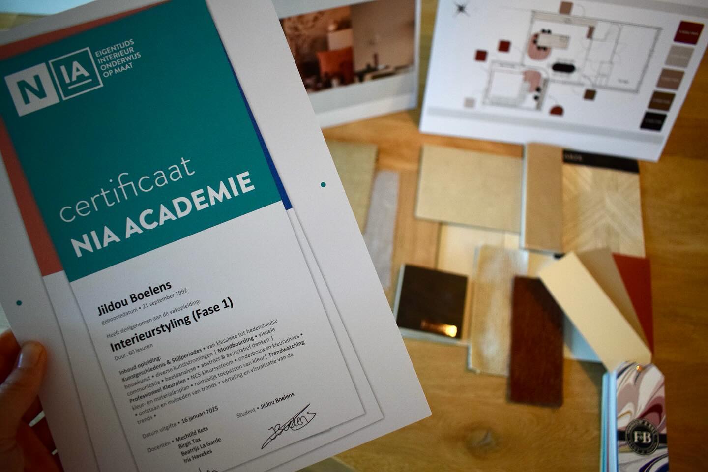 Het was de laatste tijd even iets stiller van mijn kant, maar ik heb zeker niet stilgezeten!
Gisteren heb ik de eerste fase van mijn opleiding Interieurontwerp en -styling aan de NIA Academie succesvol afgerond. ๐ฉโ๐
De keuze om in 2024 een compleet nieuwe weg in te slaan, is รฉรฉn van de beste beslissingen geweest. Ik ben nog bekender met en enthousiaster geworden over de interieurwereld, en kijk uit naar een mooie toekomst in dit vak!
En er is nog meer nieuws... Dit voorjaar verwachten wij ons tweede wondertje! ๐ถ๐ผ
Jenthe mag de rol van grote zus op zich nemen, en wij kunnen niet wachten om straks een family van 4 te zijn!
Tot mijn verlof (halverwege april) blijf ik werken aan de mooie projecten die op de planning staan.
Heb jij nog hulp nodig in je interieur? Laat het me weten! ๐ฌ
#interieuradvies #interieurontwerp #interieurstyling #niaacademie #inthepocket #ondernemen #babyontheway #momlife #littlemiracle #opnaar2025