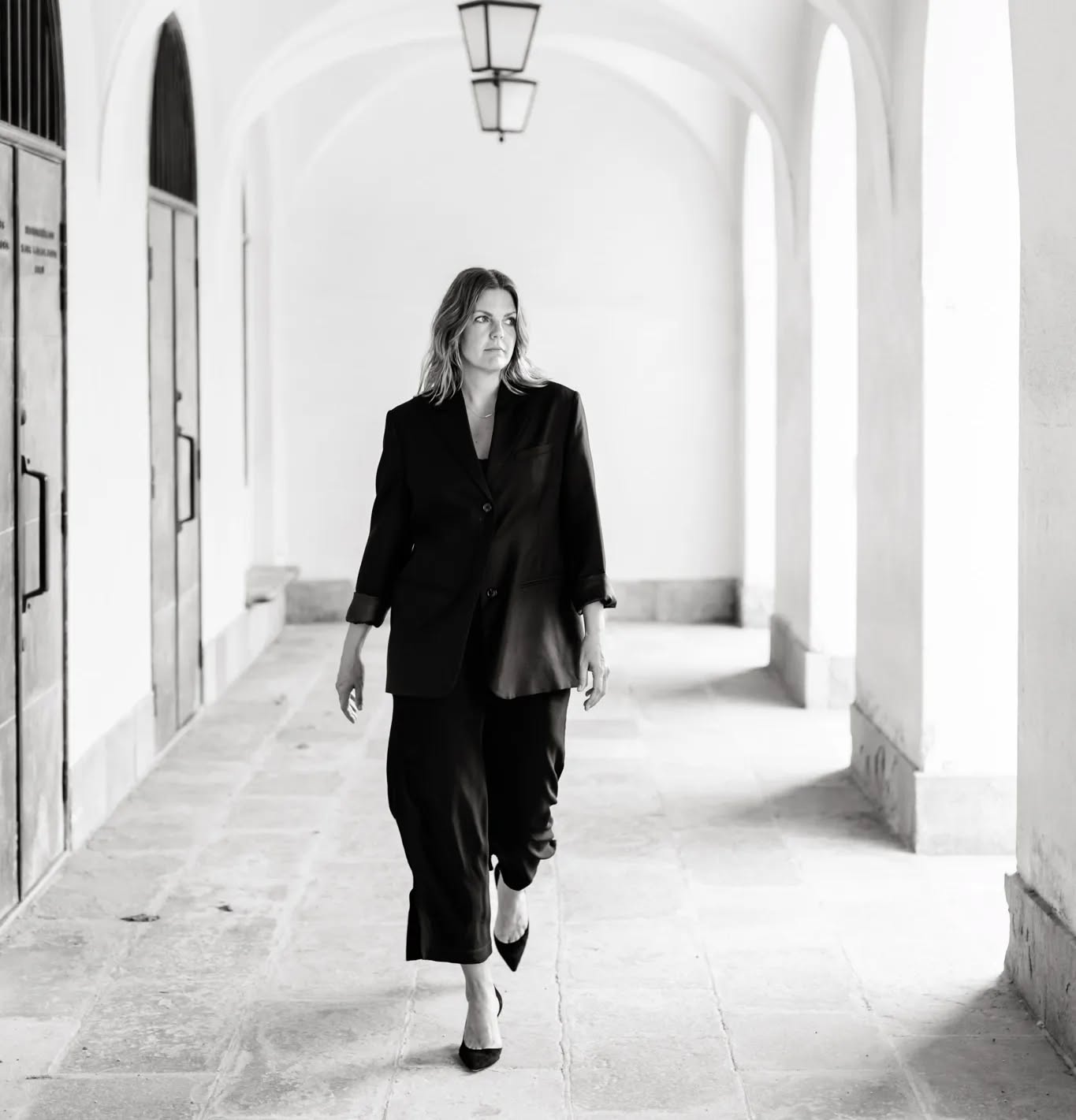 ✨ Vad ska jag välja när allt är möjligt?
✨ Hur använder jag mitt kapital för att höja min livskvalitet?
Det här är frågor jag möter varje dag – och vet du vad? Du är inte ensam om att fundera över dem. 💭
Vi lever i en tid där valmöjligheterna är oändliga, men just därför kan det kännas överväldigande att veta vad som faktiskt är rätt för dig.
Det handlar inte bara om pengar – det handlar om att skapa ett liv som känns meningsfullt, hållbart och sant för dig. 🌱💡
Mitt jobb? Att hjälpa dig navigera i denna djungel av möjligheter och använda ditt kapital (tid, energi, pengar) som ett verktyg för att bygga det liv du drömmer om. ✨
💬 Vad betyder livskvalitet för dig? Dela gärna i kommentarerna – låt oss inspirera varandra! ❤️
Fotograf: @lumeahphotography