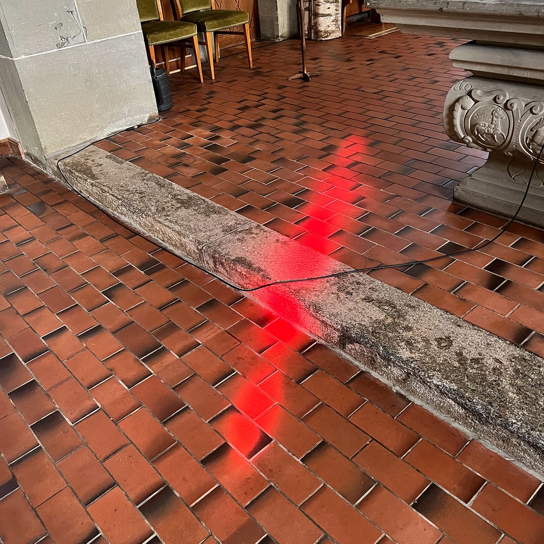 Mein Abschiedsgottesdienst als Pfarrer der Kirchgemeinde Oberburg findet diesen Sonntag, 19. Januar 2025, 09.30, statt. Die Musik wird – entsprechend meiner Herkunft –lateinamerikanisch klingen: Zwei Stücke aus der Misa criolla (Ariel Ramírez), Gracias a la vida (Violeta Perra), Para nacer he nacido (Ur-Aufführung einer Eigenkomposition von Martin Geiser), Europa (Carlos Santana) ...! Dazu gibt es Gedanken zu Texten von Mascha Kaléko und Pablo Neruda; zur witzigen Vorstellung eines Dialogs zwischen Fuss, Hand, Auge, Ohr und Nase an ein und demselben Körper (1. Korintherbrief 12) und zum nicht weniger humorvollen Gespräch über ein Geboren werden erst nach der Geburt (Johannes-Evangelium 3). Es lohnt sich also, diesen Sonntag in der – immer wieder durch Leucht-Zeichen gestalteten – Kirche Oberburg vorbeizuschauen. Auch der anschliessende Apéro im Kirchgemeindehaus wird es in sich haben! Herzlich willkommen also! #oberburg #kirchgemeindeoberburg #abschiedsgottesdienst #christiancarlosadrian #pabloneruda #violetaparra #maschakaléko #carlossantana #chumverby