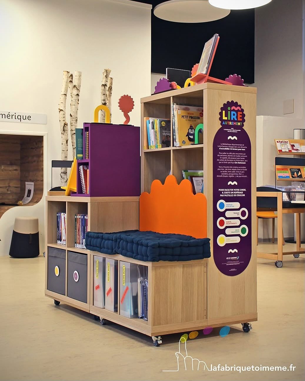 🌈📚Un mobilier personnalisé pour LIRE AUTREMENT à la médiathèque départementale de Lot-et-Garonne !
🟡🟠🟢Comme un petit jardin de formes colorées, les présentoirs et éléments décoratifs peuvent se moduler à la guise des bibliothécaires.
🫶C’est @sylviedecobert, chargée des expositions à la MDP47 qui nous a proposé de réaliser un mobilier pour mettre en valeur de manière visible les collections dédiées aux personnes porteuses de handicap.
🔎📖Sur ces étagères modulables et sur roulettes, sont présentés un fonds de ressources spécifiques et inclusifs, destinés aux personnes ayant des difficultés avec la lecture et/ou avec un handicap (personnes mal-voyantes, dyslexiques, mal-entendantes...) ainsi que des outils de lecture adaptés : loupes, casques anti-bruit, appareils de lecture, matériel d’écriture et lecture...
🧳Une version nomade de ce module “Lire Autrement” est destinée aux bibliothèques du territoire mais également aux professionnels du champ médico-social.
Pour réserver : https://mediatheque.lotetgaronne.fr/nos-services-aux-bibliotheques/animations/nouveautes/1333-lire-autrement-2
………
🪚 Une réalisation d’@emilieblabla_graphiste-peintre de petits buissons arcs-en-ciels découpés au laser du Fablab @lab2r.
Avec le talentueux visseur-colleur Bertrand Bachala et la médiatrice sur coussins @christelleloubriat
À partir de meubles du commerce 😉🇸🇪 #ikeahacks
Pour Lot-et-Garonne, le Département
#bibliotheque #mediatheque #mediationculturelle #graphisme #lafabriquetoimeme
