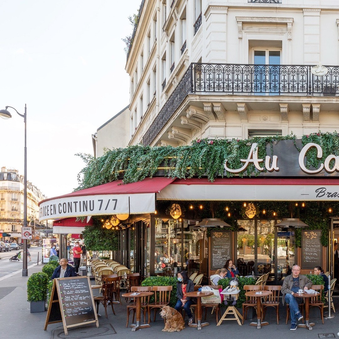 ✨ Discover this exclusive itinerary! 🌿🏰
Departure from the apartment 🏠
Breakfast at Trombone coffee shop @trombonecoffeeshop 🍪☕
Start your day with a delicious breakfast at the café for a great Parisian breakfast.
Cultural visit 🖼️ @chateaudevincennes
Then head to the Château de Vincennes. Enjoy a tour of the famous museum with its iconic galleries and works.
Lunch 🍽️ @lecadranvoltaire
For lunch, opt for a restaurant in Le Marais, such as Le Cadran Voltaire
a cozy restaurant, perfect for a traditional French culinary experience.
Père Lachaise Cemetery 🌳
After lunch, visit the iconic place, mixing history, art and serenity. This garden cemetery is the final resting place of many famous personalities, such as Édith Piaf, Jim Morrison, Oscar Wilde and Frédéric Chopin.
Stroll to Place des Vosges 🌳🏛️
Discover the oldest royal square in Paris, famous for its timeless charm and harmonious architecture.
Dinner EATALY PARIS MARAIS @eatalyparis 🍽️🍷
Dive into the world of Italian gastronomy in the heart of the Marais. This unique concept brings together delicatessens, restaurants and culinary workshops to savor authentic and seasonal products.
Cinema 🎬 @ugccinemas
End your evening with a movie at the UGC Ciné Cité Les Halles. Enjoy this cinema experience in one of the largest and most modern complexes in Paris.
This allows you to discover beautiful attractions while being close to the apartment! 😊
#paris #arrondissement #decouverte #itinerary #evengestion