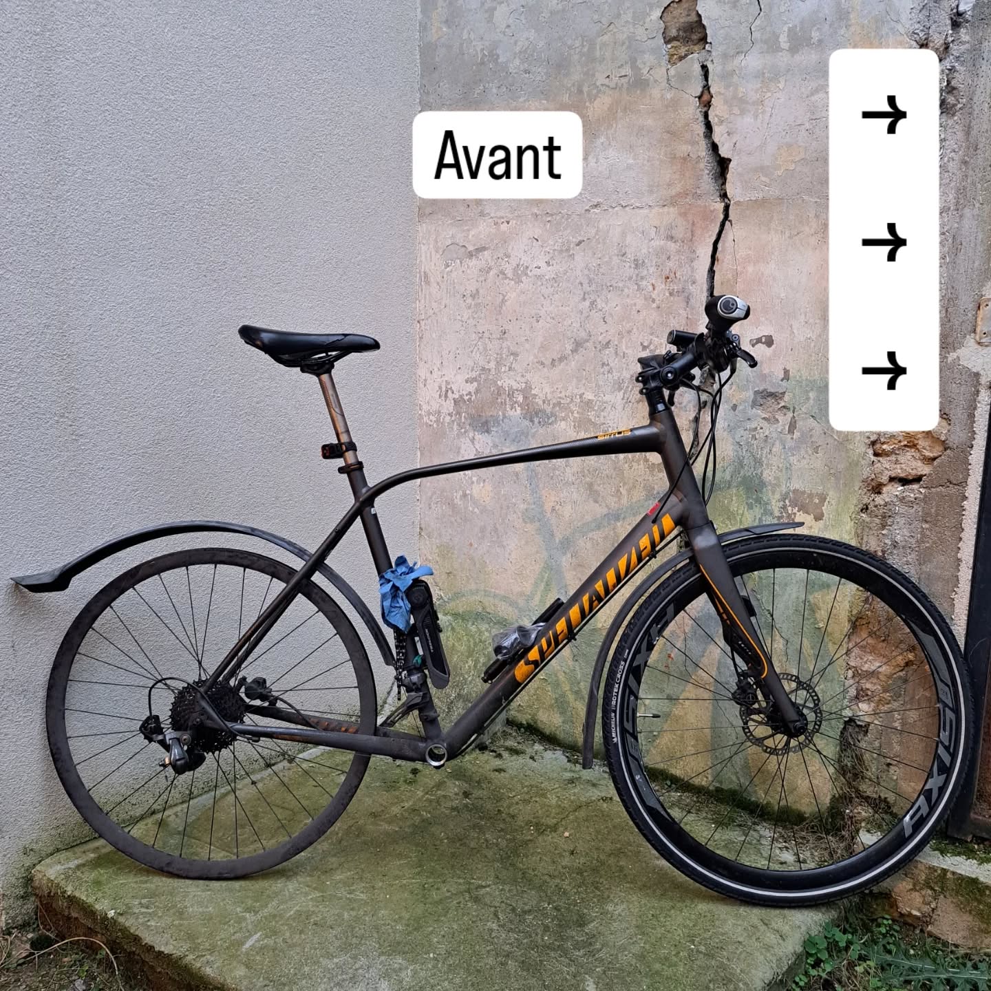 Un jeu des 7 différences pour commencer l'année ?
Remise en état avancée pour ce Spécialized 🤩
Du boîtier de pédalier jusqu'au guidon, en passant par une paire de roues neuves !
On a même ajouté un éclairage haut de gamme av/ar alimenté par une dynamo Alfine intégrée à la roue avant.
Avec de la personnalisation, de la modification, des ajouts...
Il est toujours super intéressant pour moi de réaliser ce type de travaux. Entre les envies du client, son budget et le casse tête des compatibilités : mon métier est pleinement exploité 👍
#ateliervelo #verriereslebuisson #pourmonvelo #bikebuild #secondevie #velotaf