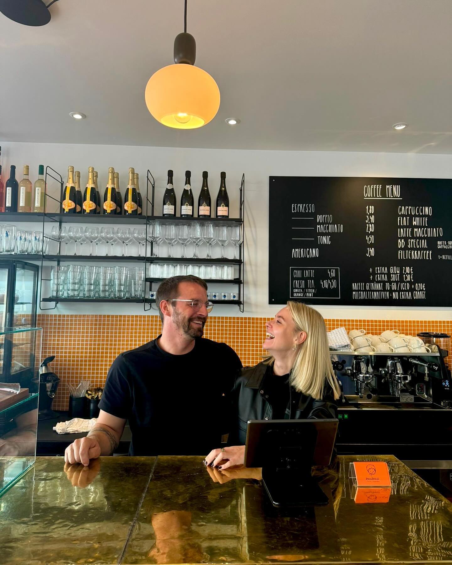 Wir haben uns hier auf Instagram ja noch garnicht richtig vorgestellt. 🫶🏼
Wir sind Sinah und Matthias und die Gründer und Inhaber von bacibaci.
bacibaci ist unser kleines Stück Wohnzimmer im Herzen Schwabings – ein Ort, an dem sich Genuss, Lebensfreude und Gastfreundschaft vereinen. Unser Logo verkörpert diese Philosophie in einem kleinen, charmanten Detail: dem Zeigefinger, der sich ins Bäckchen dreht – das italienische Zeichen für ‚Buono!‘ (‚Lecker!‘). Es erinnert an Kindheitserinnerungen und die Freude an einfachen, aber besonderen Genussmomenten. Dieser kleine Geste steht für die Leidenschaft, die wir in alles stecken, was wir tun. Es ist ein stilles Versprechen, dass jeder Bissen und jeder Moment im bacibaci ein kleines bisschen ‚buono‘ sein wird. 😋❤️