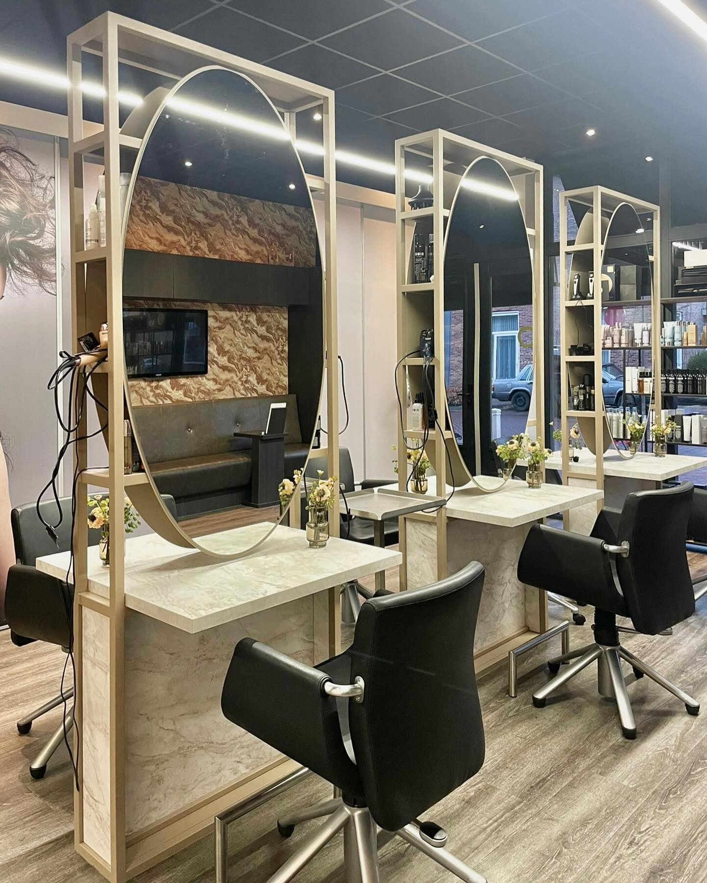 Voor Salon Images in Nieuwleusen hebben we deze stalen kappersmeubels op maat gemaakt.
Compleet met geïntegreerde stopcontacten en föhnhouders.
Plaatmateriaal: #DecoLegno marmerlook
Poedercoating: Quartz2 structuur💫
#wesselssteelworks #salon #salonmakeover #kapsalon #kappersmeubel #staal #marmerlook #interieur #decolegno #interieurbouw #saloninterior #maatwerk #spiegel #design