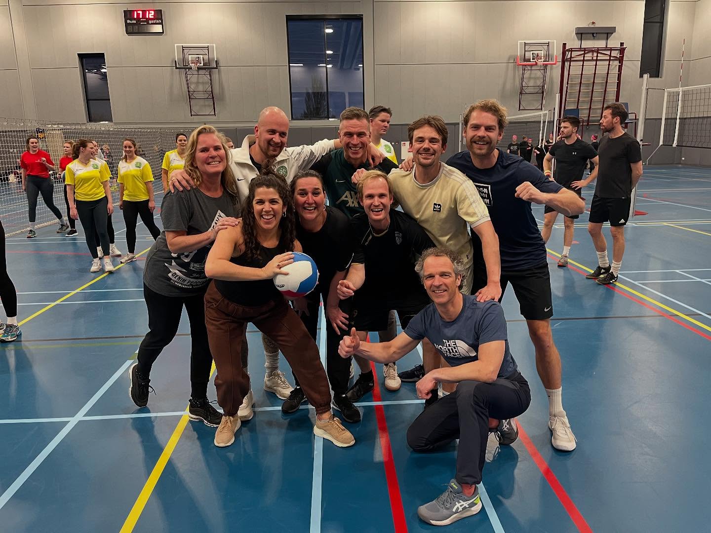 De leerkrachten van Aldoende in actie op het juffen en meesters volleybaltoernooi. 🏐🏆