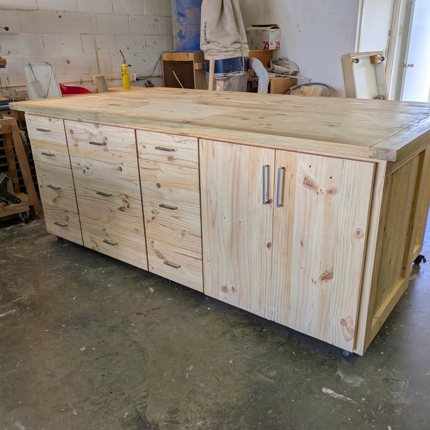 A giant of a kitchen island we created last year, created with reclaimed wood 😁
A total of 10 drawers, all varying in size, a large cupboard and seating space on the opposite side. 💓
#knotsandgrains #kitchenisland #kitchen #reusedwood #goldcoast #goldcoastbusiness #timberkitchenisland #recycledwood